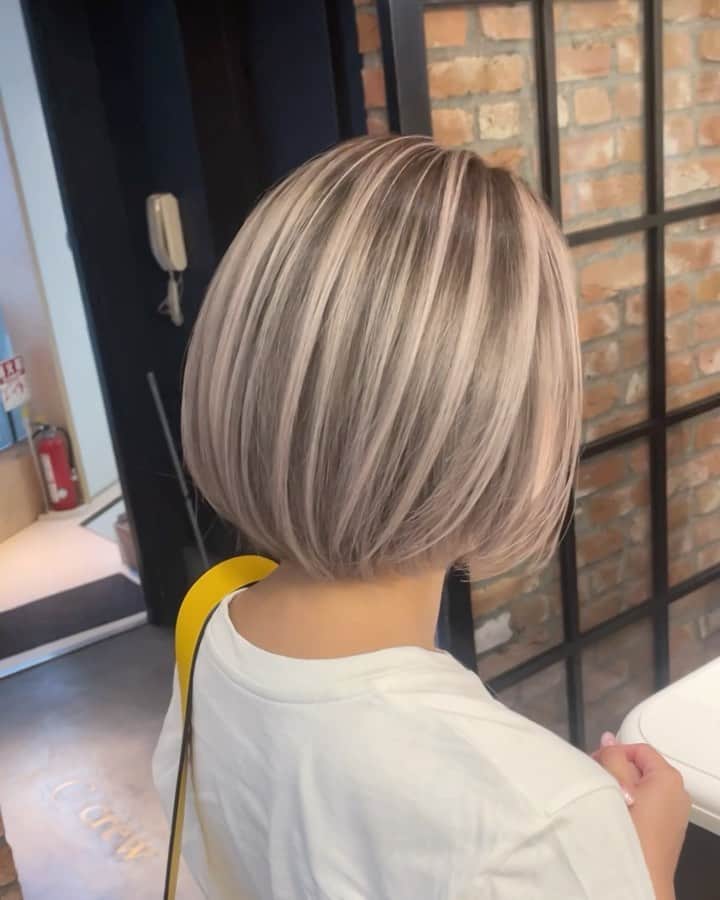 のインスタグラム：「今週も沢山のご来店ありがとうございました🙇 ・  #ブロンドヘアー  #ブロンド #blondhair #olaplex #balayageartists #ホワイトヘアー #ホワイトベージュ #ケアブリーチ #ハイトーンカラー #bleachhair #ボブスタイル #外国人風ヘアー #グラデーション #バレイヤージュ #gradationcolor #balayage #balayageombre #balayagehighlights #Whitecolor #ブロンドヘアー #抜きっぱなしブリーチ  #ホワイトブロンド #ホワイトブリーチ #外国人風ハイライト　 #髮型  #」