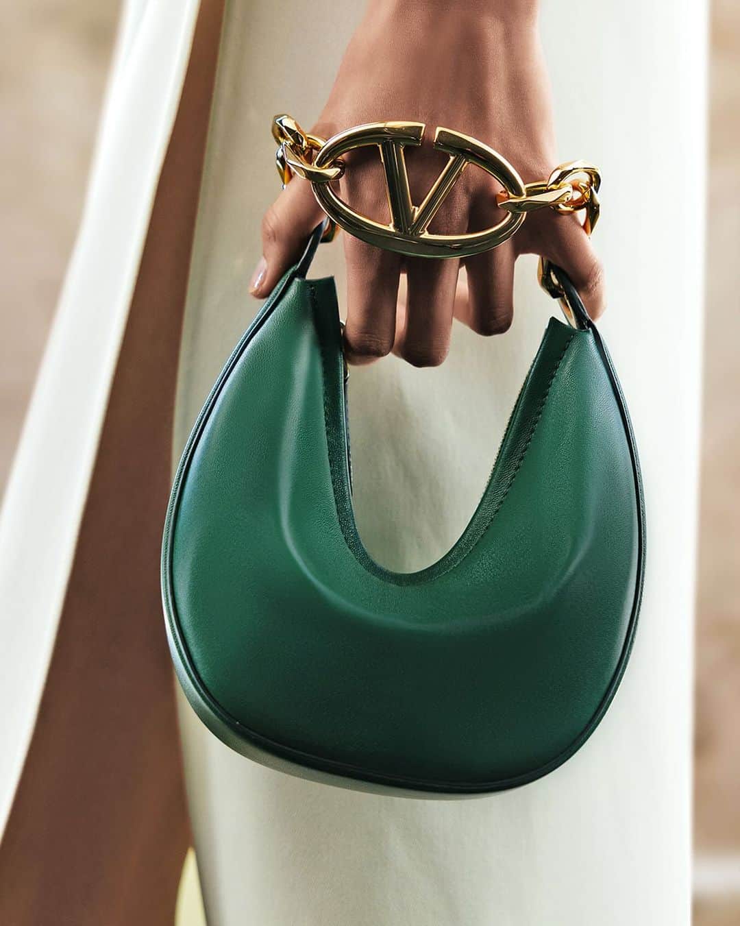 Valentinoのインスタグラム：「A portable shape and an unmistakable aura.​ ​ The #VALENTINOGARAVANI #VLogoMoonBag is seen in a new shade of green at #ValentinoLÉcole.」