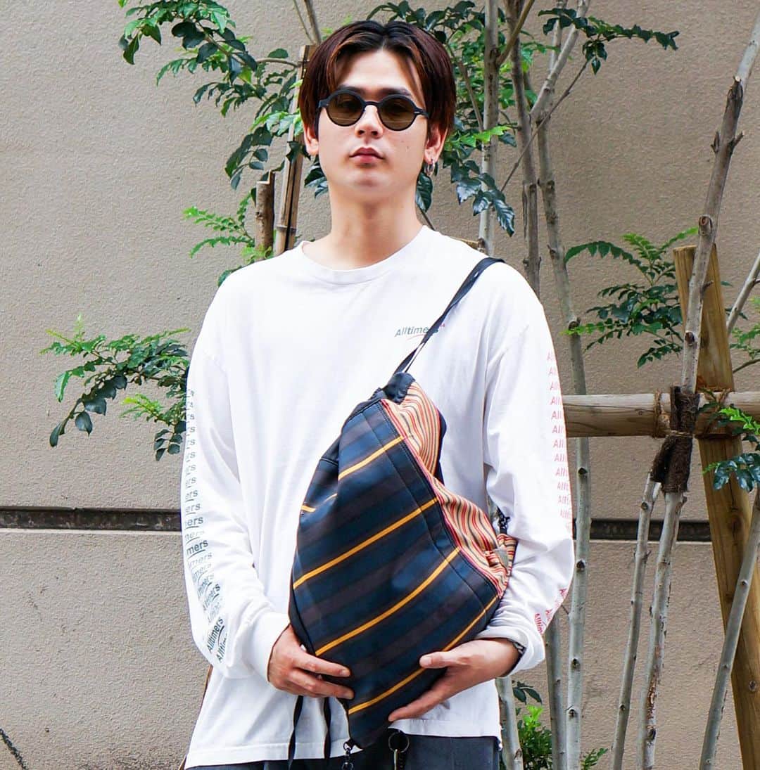 のインスタグラム：「【No.1 Collection "NESTOR"】  やや楕円がかったラウンドシェイプが、個性的なNESTOR。 着用しているのは、深みのあるIndigoカラーです。  No.1 Collection NESTOR  The slightly oval rounded shape of NESTOR is unique. We are wearing a deep Indigo color. _____ #mykita #mykitano1  #sunglasses  #sunglassesfashion  #マイキータ #サングラス」