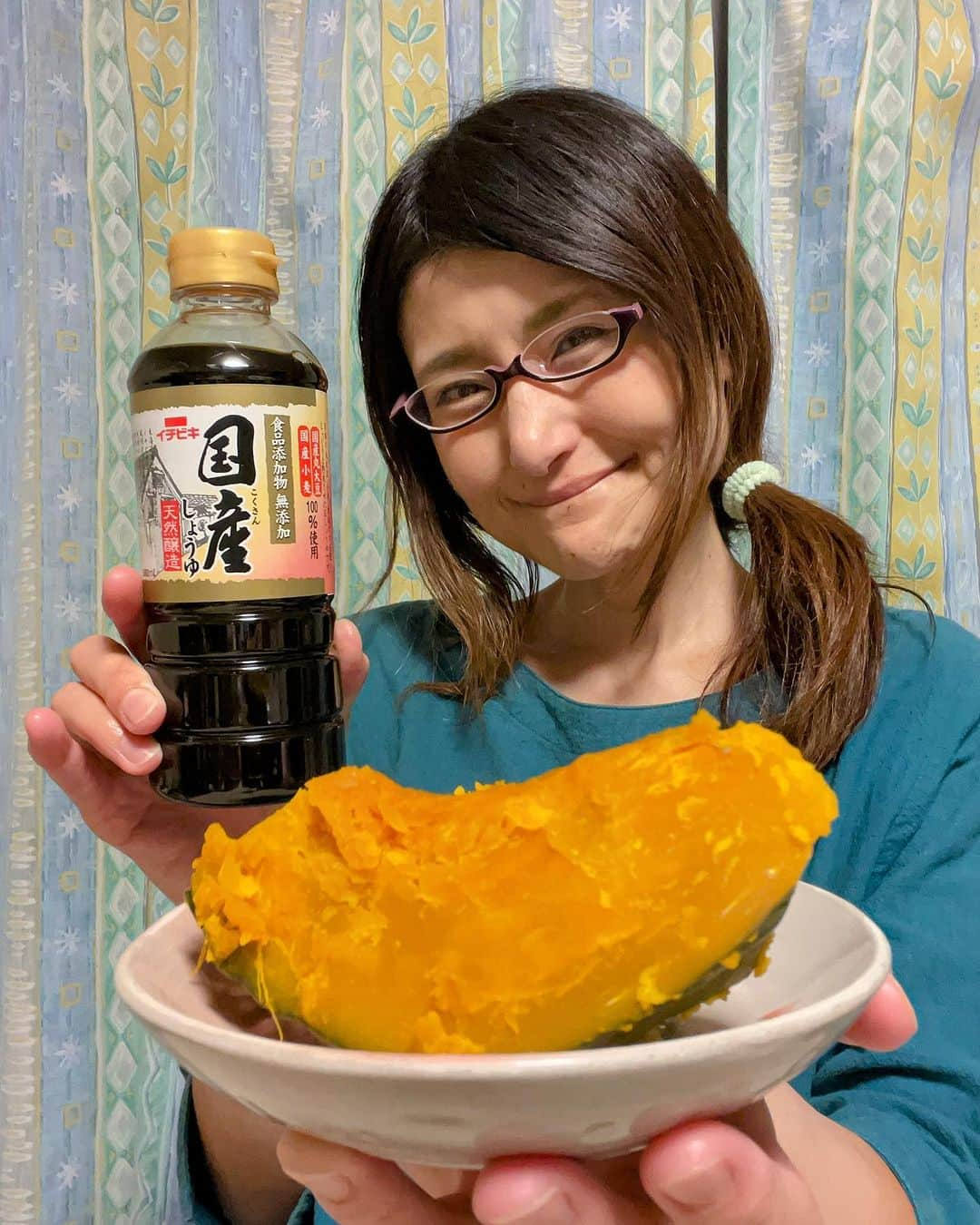 アンジェラ佐藤さんのインスタグラム写真 - (アンジェラ佐藤Instagram)「炊飯器でカボチャのチャチャチャ♪ 味付けはイチビキのお醤油なーり😃   #炊飯器煮込み  #イチビキ   #調理はいつも目分量  #なかなかどうして悪くない   #足寄町のかぼちゃ #煮南瓜 #ヒンナヒンナ」10月15日 21時24分 - angela_satou