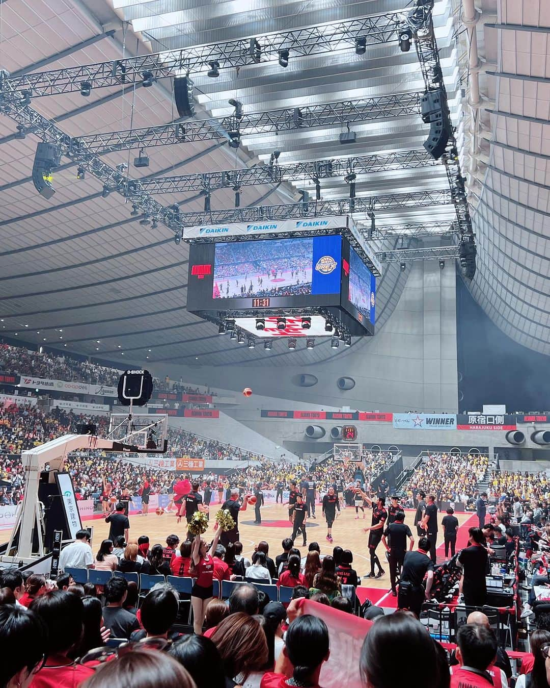 安田美沙子さんのインスタグラム写真 - (安田美沙子Instagram)「昨日は、家族で開幕戦へ⛹️‍♂️🏀  いくら忙しくても、この時だけは家族の集結する時間になってきた☺️  ワールドカップぶりの生観戦は、以前とまた違う空気が漂っていて。。  ALVARK東京VS宇都宮BREX のかっこいい選手たちのプレイを息子と熱く応援してきました！！  第ゼロ感の合唱に参加も出来たし、鳥肌ものの時間でした。  もう試合見に行きたい。。。  #bleague  #basketball  #開幕戦 @alvark_tokyo  @utsunomiyabrex_official  @b.league_official」10月15日 21時25分 - yasuda_misako