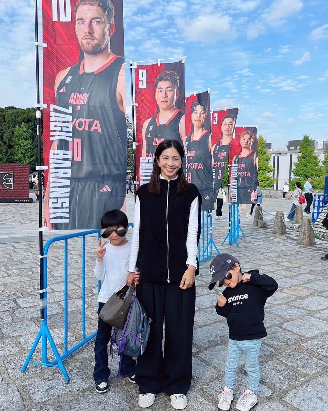 安田美沙子のインスタグラム：「昨日は、家族で開幕戦へ⛹️‍♂️🏀  いくら忙しくても、この時だけは家族の集結する時間になってきた☺️  ワールドカップぶりの生観戦は、以前とまた違う空気が漂っていて。。  ALVARK東京VS宇都宮BREX のかっこいい選手たちのプレイを息子と熱く応援してきました！！  第ゼロ感の合唱に参加も出来たし、鳥肌ものの時間でした。  もう試合見に行きたい。。。  #bleague  #basketball  #開幕戦 @alvark_tokyo  @utsunomiyabrex_official  @b.league_official」