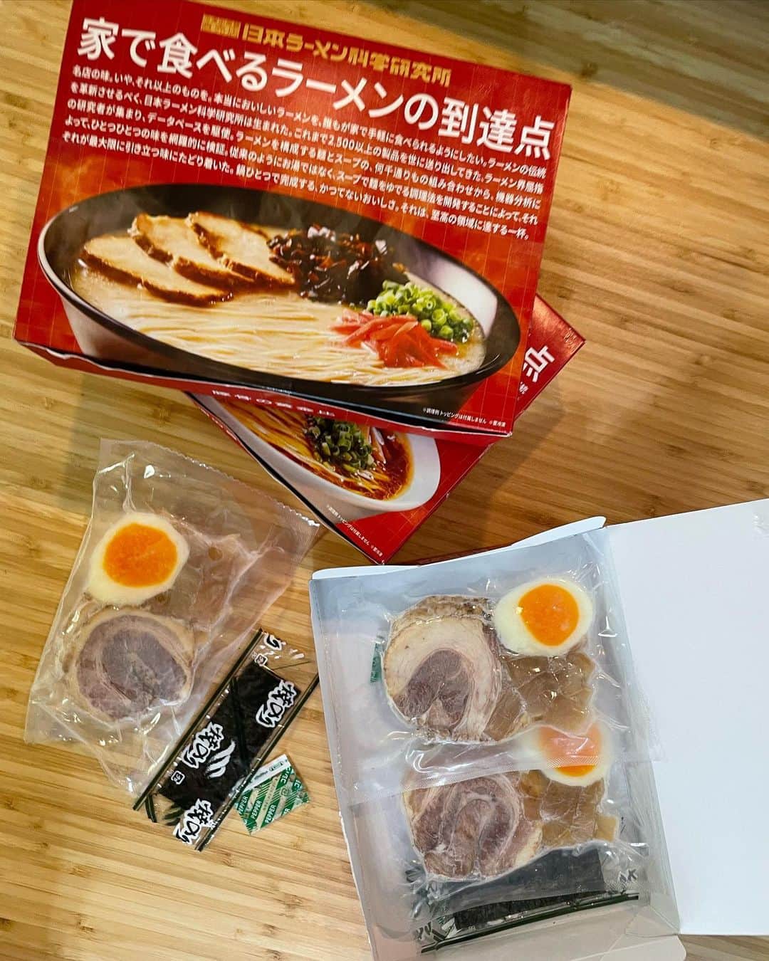 長谷川真美さんのインスタグラム写真 - (長谷川真美Instagram)「#おうちラーメン 🍜  #日本ラーメン科学研究所 の 冷凍即席麺が本当に簡単で美味しい💕😋  トッピングセットと一緒に調理したら さらに一瞬で完成した…🙌 他にいるのは…水と鍋だけ！！！ 卵まで入ってて凄すぎ！！！  家でこんなレベルのラーメンが 食べれちゃうなんて感激よ〜😭 醤油と豚骨の2種類を食べたけど みんなはどっちが好き？😋  鍋一つでかなり簡単に調理できて 忙しい主婦の味方すぎる✨ 無人直売所に売っているから 私も何度も利用したことがあるお店です💓  #PR #日本ラーメン科学研究所 #ラーメン #ラーメン部 #ambassador #豚骨ラーメン #ラーメン好き #はちきゅう兄弟 #きゅう成長記録」10月15日 21時35分 - maami.hase