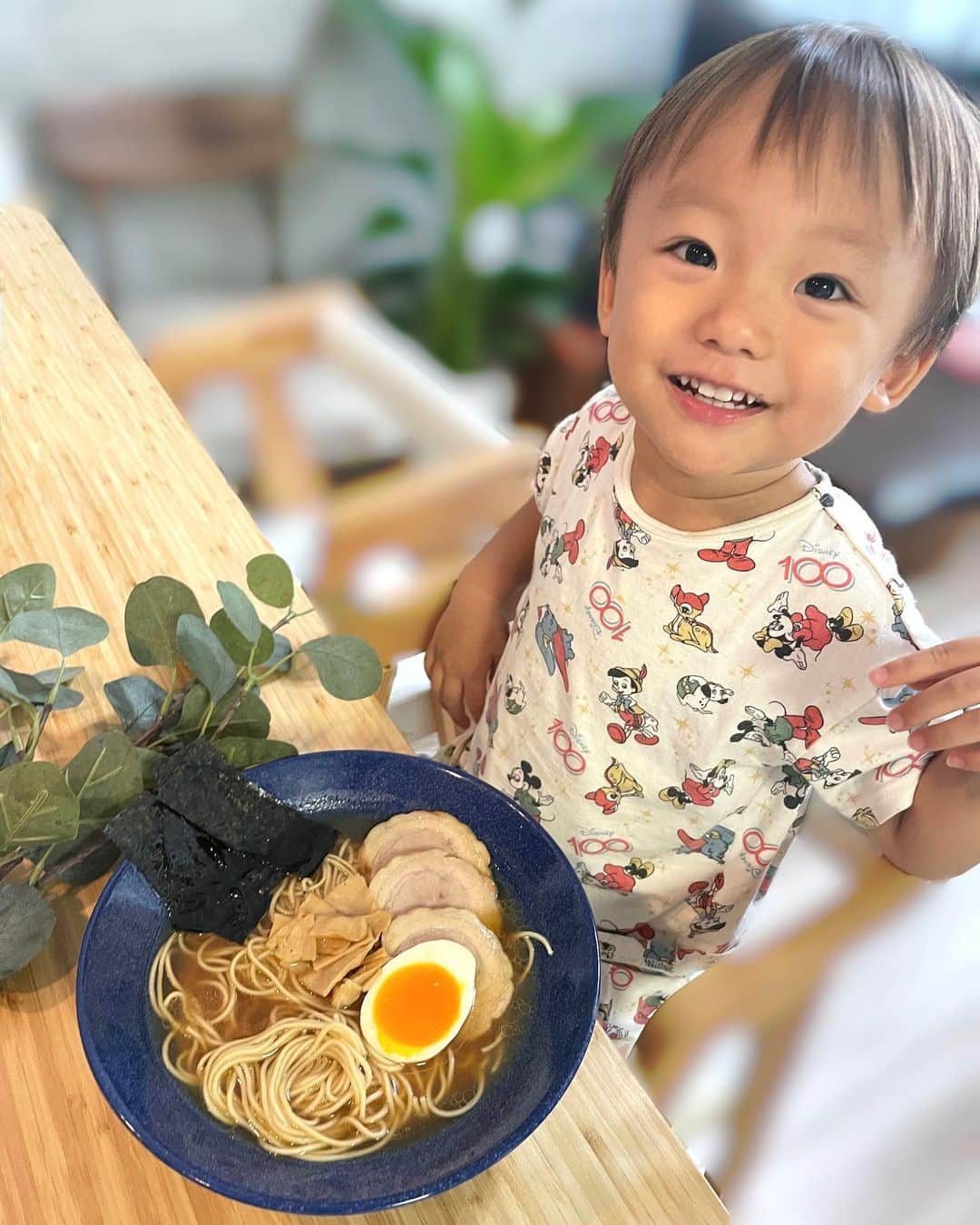 長谷川真美のインスタグラム：「#おうちラーメン 🍜  #日本ラーメン科学研究所 の 冷凍即席麺が本当に簡単で美味しい💕😋  トッピングセットと一緒に調理したら さらに一瞬で完成した…🙌 他にいるのは…水と鍋だけ！！！ 卵まで入ってて凄すぎ！！！  家でこんなレベルのラーメンが 食べれちゃうなんて感激よ〜😭 醤油と豚骨の2種類を食べたけど みんなはどっちが好き？😋  鍋一つでかなり簡単に調理できて 忙しい主婦の味方すぎる✨ 無人直売所に売っているから 私も何度も利用したことがあるお店です💓  #PR #日本ラーメン科学研究所 #ラーメン #ラーメン部 #ambassador #豚骨ラーメン #ラーメン好き #はちきゅう兄弟 #きゅう成長記録」