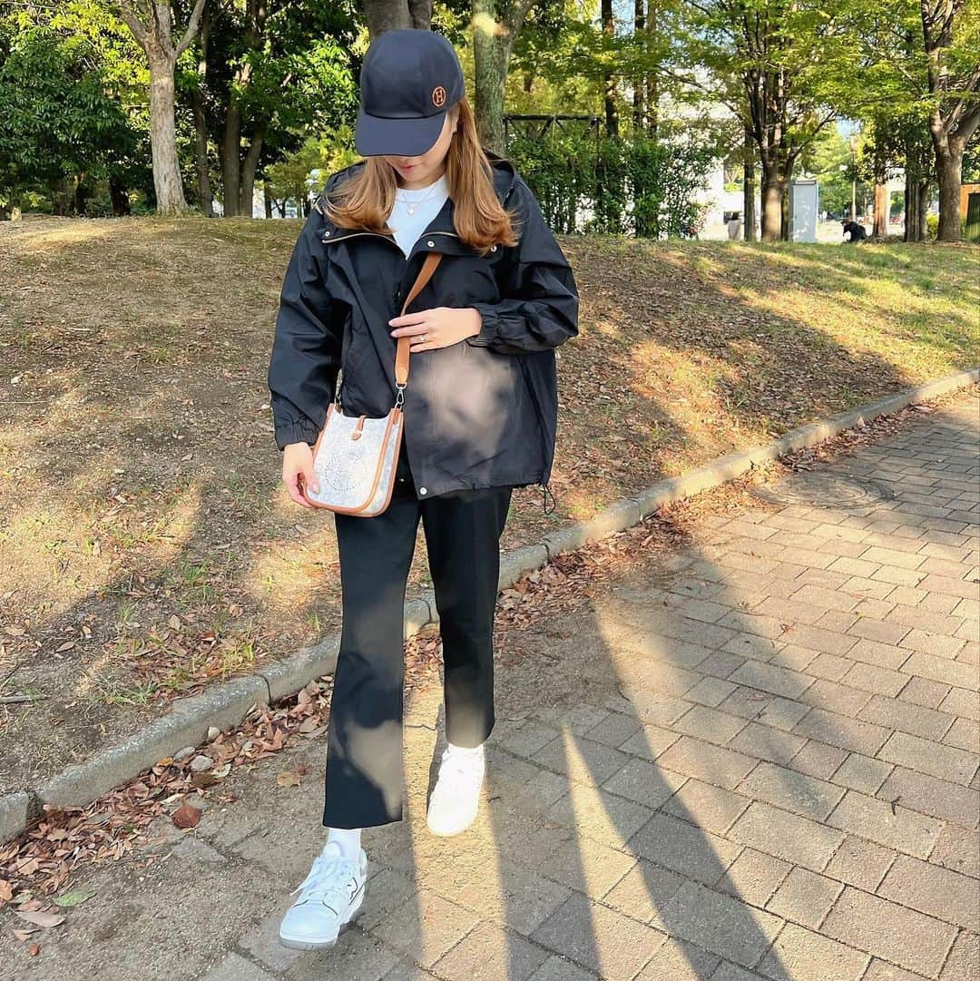 Rionaさんのインスタグラム写真 - (RionaInstagram)「.  公園コーデはいつもこんな感じ ⛲️🌼  服は汚れてもいいようにプチプラで 小物は @hermes 合わせで🐎  . #ママコーデ #ママ公園コーデ #公園コーデ  #男の子ママ #兄弟ママ #男の子育児 #男の子兄弟 #エルメス #ミニエヴリン #プチプラ #プチプラコーデ」10月15日 21時35分 - riiioona