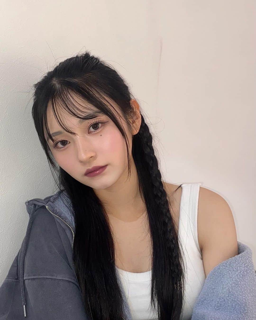 桐原美月のインスタグラム：「. ⁡ この日の髪型お気に入り🧦♡ ⁡ ⁡ ⁡ ⁡ ⁡ ＿＿＿＿＿＿＿＿＿＿＿＿＿＿＿＿＿＿＿＿＿＿ ⁡ #오오티디 #데일리룩 #韓国ファッション #y2k #newjeans #平成ギャル #韓国ギャル #韓国ヘア #ロングヘア #シールエクステ  #フルバング #シースルー前髪 #韓国前髪 #ヨシンモリ #巻き髪アレンジ #巻き髪 #アイドル #グラビアアイドル #グラビア #ハーフアップ #ハーフアップアレンジ #Y2Kヘア #三つ編みアレンジ #パーカーコーデ」