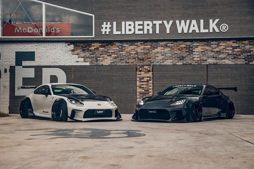 Wataru Katoさんのインスタグラム写真 - (Wataru KatoInstagram)「LIBERTY WALK 　　LBWK LB⚡️works toyota 86 widebody kit😆  @alpharexusa  @toyota@toyotajapan @rohanawheels  @tone_japan  @stancenation  #libertywalk #lbworks #lbwk #toyota #toyota86  #86#toyotagr86  #widebody #stance#stancenation  #jdm #jdmcars  #ltmw#toyotires  #rohanawheels  #alpharexusa」10月15日 21時32分 - libertywalkkato