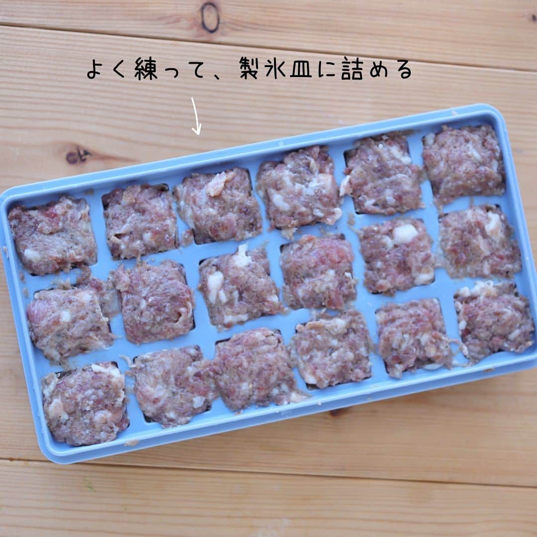 maki ogawaさんのインスタグラム写真 - (maki ogawaInstagram)「息子たち、サイコロステーキが好きです。 ステーキをサイコロ状に切ったものではなく、 ジャンクな方のサイコロステーキが😅  先日、息子が 『久しぶりに サイコロステーキ食べたいんだけど』 と言うので 作ってみました。  ※レシピに改善の余地ありです※  粗挽きの豚ひき肉 に 牛のひき肉、 塩コショウ マヨネーズ ガーリックパウダー を合わせて、しっかり練ります。 練った肉だねを製氷皿に入れて 凍らせます。 凍ったまま焼くだけ！  肉肉しいサイコロステーキの出来上がりです！ 食感がアメリカンなハンバーガーのパテを 食べている感じです。 食べ応えあります。  残念なのは 冷めてしまうと 牛肉が硬くなってしまうので ややパサつきが感じられるところ。　　  息子が もう少し食感にパンチがほしい。 と言うので 鶏の軟骨も買ってきました、  豚、牛、鶏、三種混ぜてわざわざ 作るのだのだろうかと 思いつつ、 また来週リベンジしてみます😁  製氷皿で作ると、 食べたい数だけ調理できるので便利です。  レシピが完成したら　 レシピ詳細も載せますね。  #ランチアート #キャラ弁 #デコ弁当 #簡単おかず #お弁当 #お弁当おかず #作り置きおかず  #自家製冷凍食品  #自家製冷食  #時短レシピ  #大人さまランチ #ご飯記録用  #ご飯記録  #フーディーテーブル  #フーディスト  #ランチ #おうちランチ #時短料理  #お昼ご飯  #ワンプレート #おうちカフェ  #bentoexpo #bentobox #lunchart #foodporn #foodeducation #cookinghacks #作り置き弁当  #フーディストノート #小川真樹」10月15日 21時32分 - cuteobento