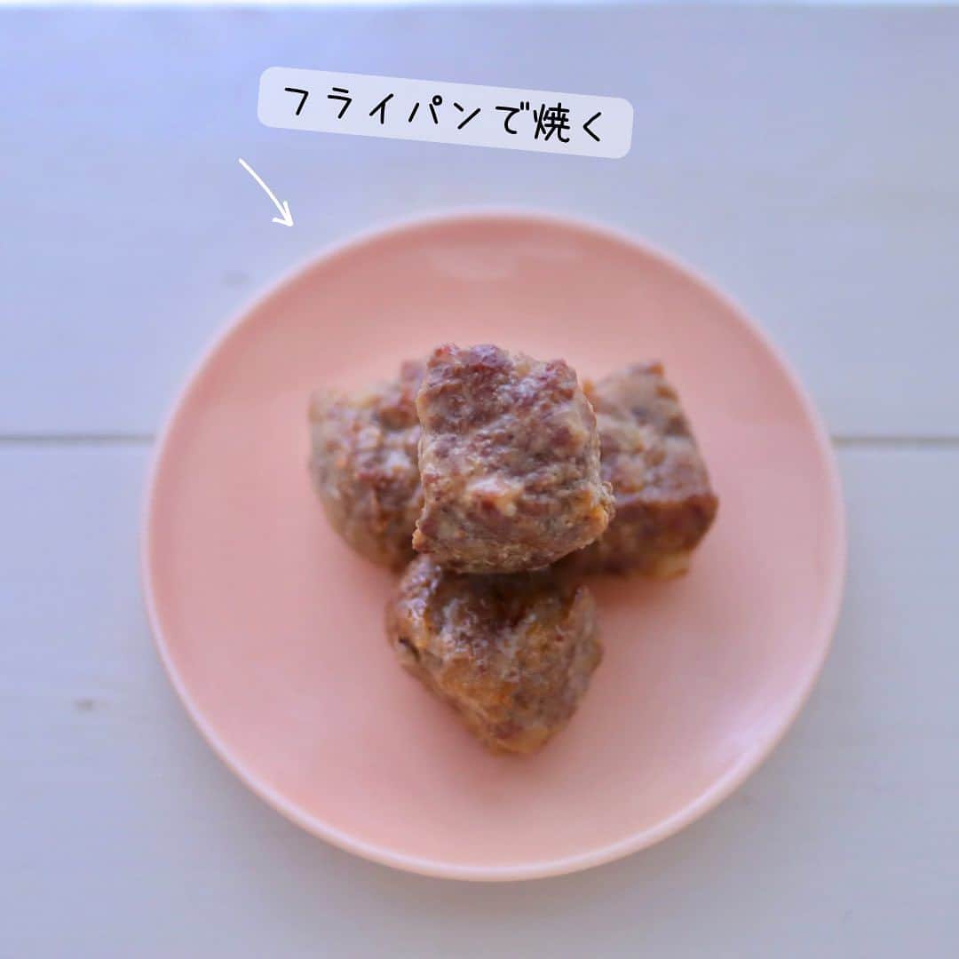 maki ogawaさんのインスタグラム写真 - (maki ogawaInstagram)「息子たち、サイコロステーキが好きです。 ステーキをサイコロ状に切ったものではなく、 ジャンクな方のサイコロステーキが😅  先日、息子が 『久しぶりに サイコロステーキ食べたいんだけど』 と言うので 作ってみました。  ※レシピに改善の余地ありです※  粗挽きの豚ひき肉 に 牛のひき肉、 塩コショウ マヨネーズ ガーリックパウダー を合わせて、しっかり練ります。 練った肉だねを製氷皿に入れて 凍らせます。 凍ったまま焼くだけ！  肉肉しいサイコロステーキの出来上がりです！ 食感がアメリカンなハンバーガーのパテを 食べている感じです。 食べ応えあります。  残念なのは 冷めてしまうと 牛肉が硬くなってしまうので ややパサつきが感じられるところ。　　  息子が もう少し食感にパンチがほしい。 と言うので 鶏の軟骨も買ってきました、  豚、牛、鶏、三種混ぜてわざわざ 作るのだのだろうかと 思いつつ、 また来週リベンジしてみます😁  製氷皿で作ると、 食べたい数だけ調理できるので便利です。  レシピが完成したら　 レシピ詳細も載せますね。  #ランチアート #キャラ弁 #デコ弁当 #簡単おかず #お弁当 #お弁当おかず #作り置きおかず  #自家製冷凍食品  #自家製冷食  #時短レシピ  #大人さまランチ #ご飯記録用  #ご飯記録  #フーディーテーブル  #フーディスト  #ランチ #おうちランチ #時短料理  #お昼ご飯  #ワンプレート #おうちカフェ  #bentoexpo #bentobox #lunchart #foodporn #foodeducation #cookinghacks #作り置き弁当  #フーディストノート #小川真樹」10月15日 21時32分 - cuteobento