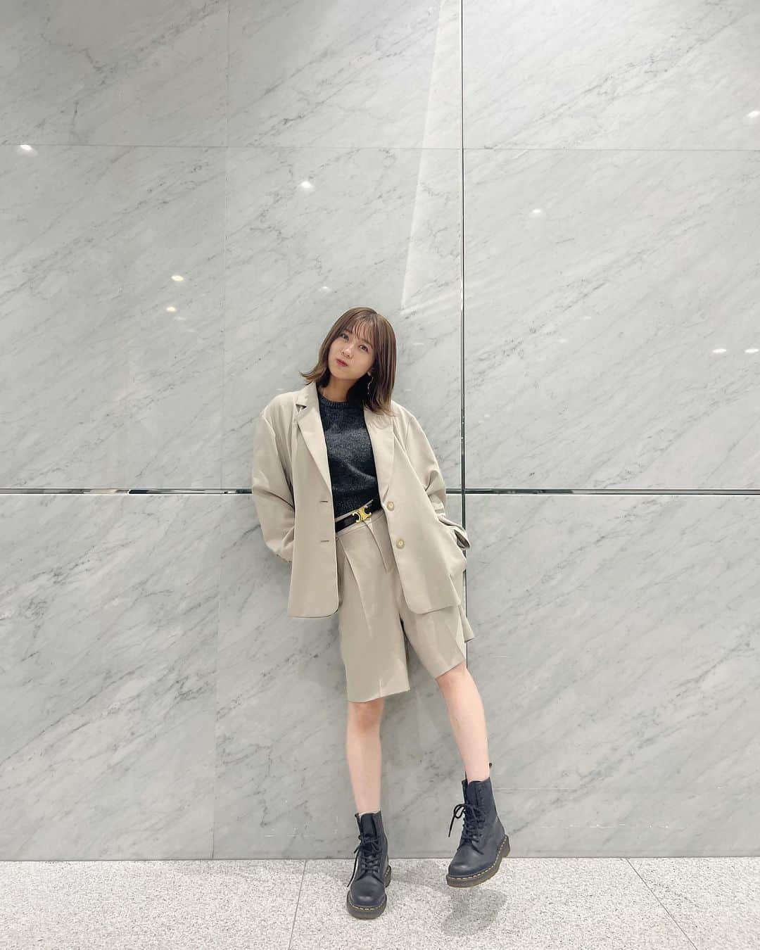 篠崎彩奈のインスタグラム：「オンラインお話し会ありがとうございました☺︎ 今日の私服はカジュアル🤍  setup @snidel_official  tops @zara  boots @drmartens_japan   #ootd #私服 #セットアップ #zaraコーデ #秋服 #カジュアルコーデ」