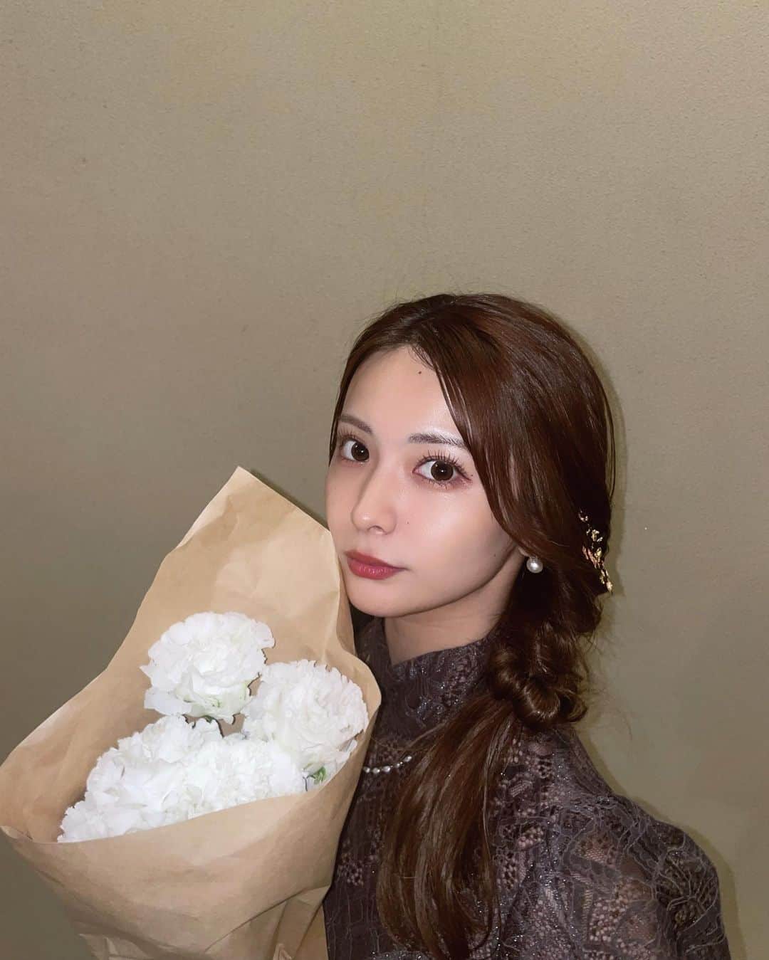 木下ひなこさんのインスタグラム写真 - (木下ひなこInstagram)「🤎🤎🤎  大好きで憧れの先輩 @aoihamada さんの結婚式へ 参列させていただきました🤵‍♂️👰‍♀️  本当に素敵なご夫婦で🥹✨ 会場にたくさんの愛が溢れていて すごく幸せな気持ちになりました、、🤲  これからも 末長くお幸せに🥰🙏 だいすきです😍😍  ストーリーで質問たくさんいただいた こちらのドレスは @kana.dress.official さんのアイテムです🤎  色味もカタチもすごく好みで即決でした🫶 細見えして スタイルアップするよ✨ 他のカラーやドレスもどれも可愛かったよぉ🥰  #結婚式#お呼ばれ#お呼ばれヘア#お呼ばれネイル#ヘアアレンジ ドレス#お呼ばれドレス#結婚式コーデ#パレスホテル」10月15日 21時44分 - hinako_0525