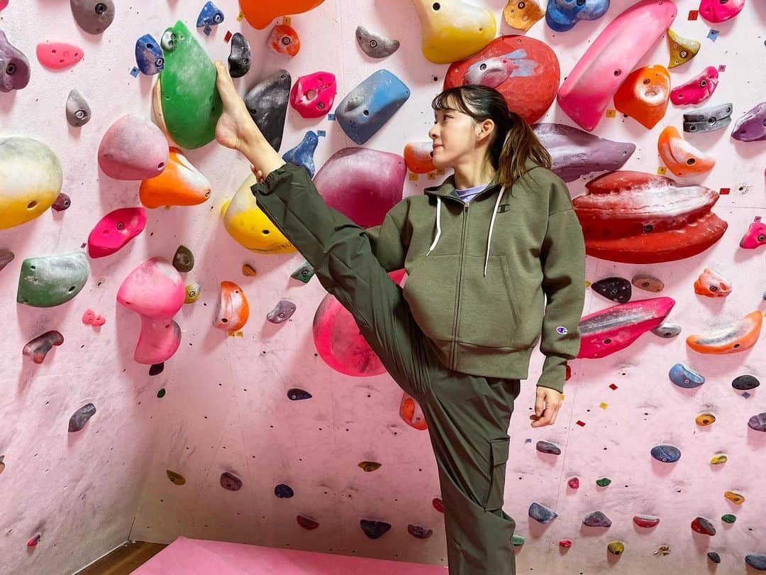 大田理裟さんのインスタグラム写真 - (大田理裟Instagram)「肌寒くなってきて上着を着る季節に💓 私がスポーツウェアを選ぶポイントは軽さと動きやすさなんだけど、championのウェアは両方兼ね備えていてとっても好き❣️ デザイン性も良いからテンションも上がるし、 着心地の良いウェアを着てトレーニング頑張るぞ〜🤩🤞🏻 ⁡ @champion_japan  #自分の好きを見つけよう  #championJP #champion #PR  #スポーツクライミング #climbing」10月15日 21時37分 - ota_risa