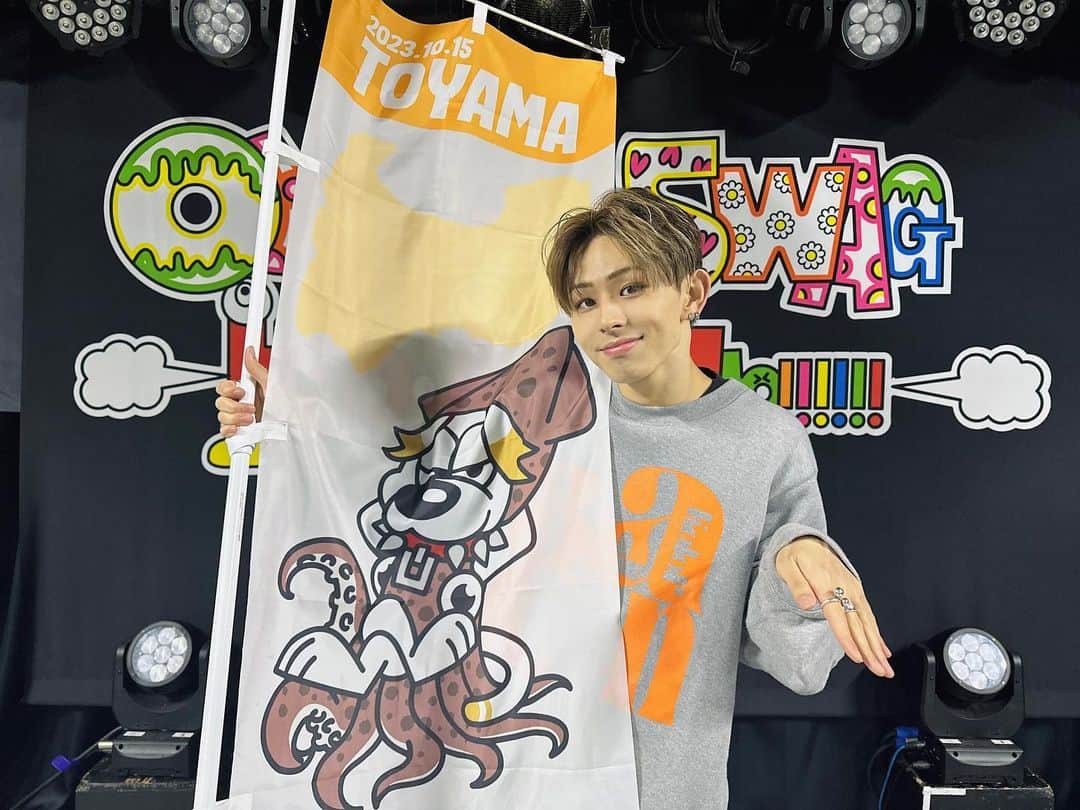 のインスタグラム：「富山ありがとー😭 3日連続ライブ無事終わりましたー！ 幸せな3日間でした！  SWAGの声援もどんどん大きくなってきててテンションが上がります！この調子でどんどん大きい声出して体動かして一緒に汗かきましょー💪  しばらくあくけど準備しといてねー✌️  #ONENONLY #EIKU #富山 #ワンエン47」
