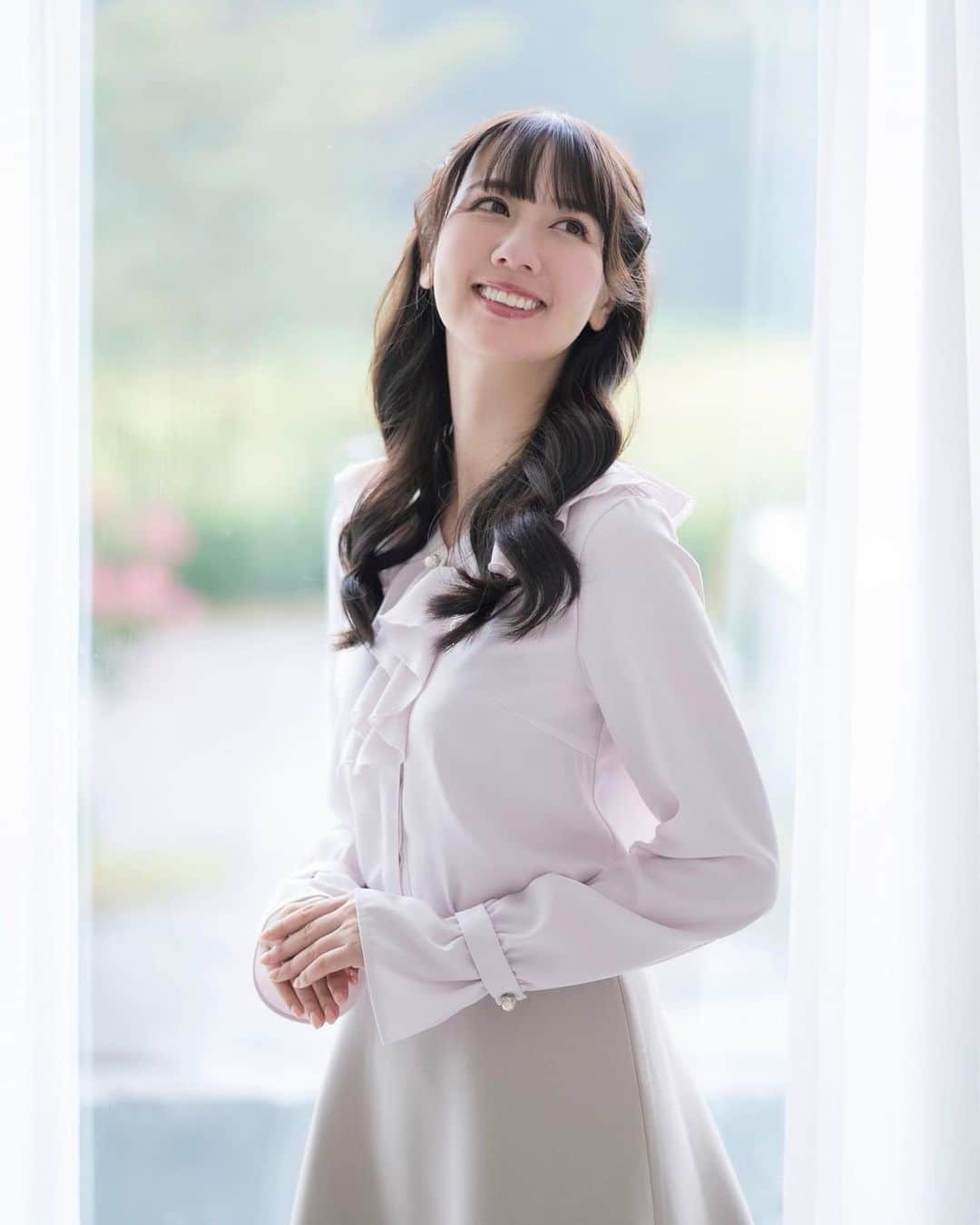 相場詩織のインスタグラム：「🤍  aiileさんとのコラボブラウスの 予約販売は本日で終了になります🫶  "着回し力が高くて オールシーズン着られる それでいて品があってデザイン性もある 上質なブラウスが欲しい"  そんな"こんなブラウスがあったらいいな"をたっぷり詰め込んだ万能ブラウスを今回、丁寧なモノづくりをされているaiileさんと力を合わせて作らせていただきました。  生地選びからデザインまで任せていただけたことによって1着のお洋服を生み出すことの大変さを痛感し、イメージモデルとしてお洋服の魅力を最大限に引き出す努力をもっともっとしなければと気持ちを新たにしました。改めて貴重な経験をさせていただいたことに感謝をしています💐  胸を張っておすすめ出来る ブラウスが出来たので 是非手に取っていただけると嬉しいです☺️✨  東京 京橋にオープンした交流拠点センター アキタコアベースの紹介動画撮影でも コラボブラウスを着用しています🥰 シワになりづらいので県外での お仕事でも早速大活躍しています✨」