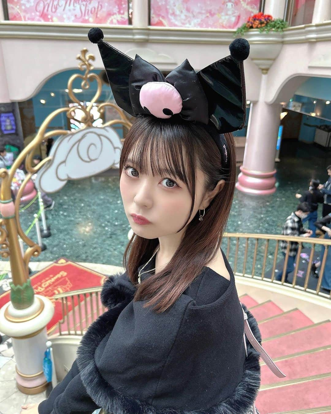 久保田沙矢香さんのインスタグラム写真 - (久保田沙矢香Instagram)「クロミちゃん‪‪だよ‪‪❤︎‬  久々のピューロランド！ パレード懐かしくて、やっぱりいいな〜って思って 泣きながら見てた🥲‪‪笑  ハロウィンで装飾が多かったから 今回はクロミちゃんにしました♡  #サンリオピューロランド #ピューロランド #ピューロ #ピューロハロウィン #クロミ #クロミちゃん #サンリオ #黒 #黒ニット #黒コーデ #sanrio #sanriopuroland」10月15日 21時39分 - kubotasayaka_0113