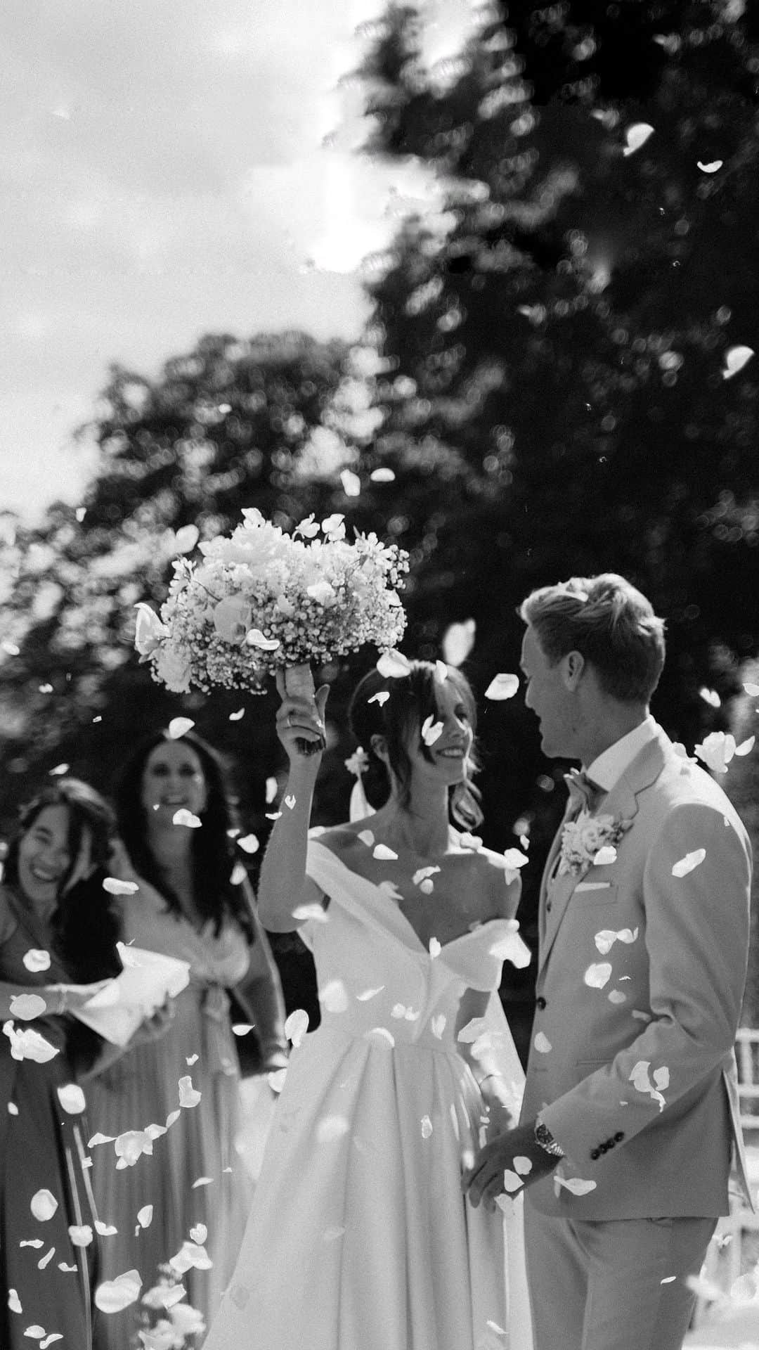 バーボラ・コディトヴァのインスタグラム：「10 things guests loved at our wedding 👰🏻‍♀️💍 All future brides make sure to save these! 🤍  1. Welcome mirror - perfect for photos! 2. Personalized fans & paper umbrellas - great gift & aesthetic vibe 3. Canapés after the ceremony 4. Saxophonist for our cocktail & party 5. Champagne Tower - because why not?! 6. Candle Light Dinner was the most romantic setring (with our favourite wine @miraval) 7. Napkins for our Grand Entrance 8. Evening Cake cutting with fountains 9. Choreographed First Dance because we both suck at dancing 10. Party props for the best party!」