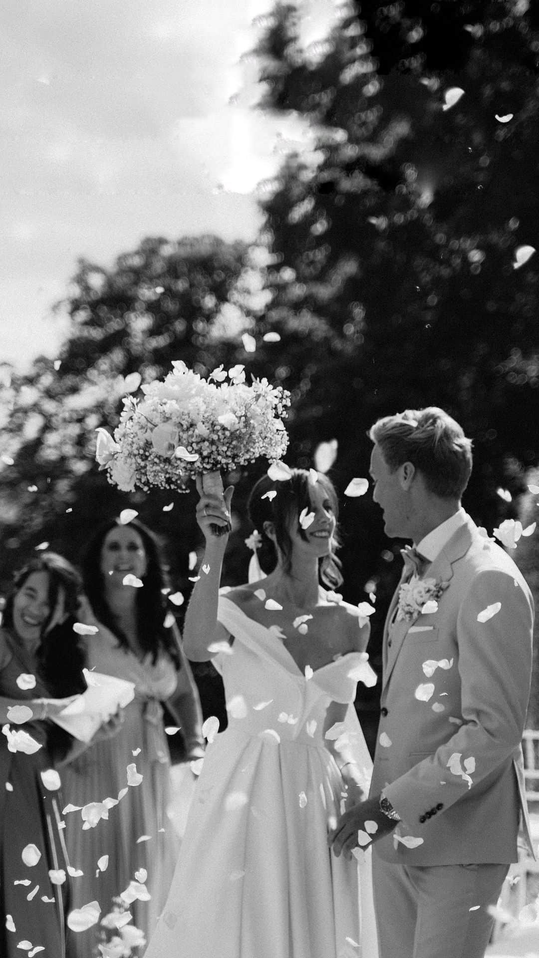 バーボラ・コディトヴァのインスタグラム：「10 things guests loved at our wedding 👰🏻‍♀️💍 All future brides make sure to save these! 🤍  1. Welcome mirror - perfect for photos! 2. Personalized fans & paper umbrellas - great gift & aesthetic vibe 3. Canapés after the ceremony 4. Saxophonist for our cocktail & party 5. Champagne Tower - because why not?! 6. Candle Light Dinner was the most romantic setring (with our favourite wine @miraval) 7. Napkins for our Grand Entrance 8. Evening Cake cutting with fountains 9. Choreographed First Dance because we both suck at dancing 10. Party props for the best party!」