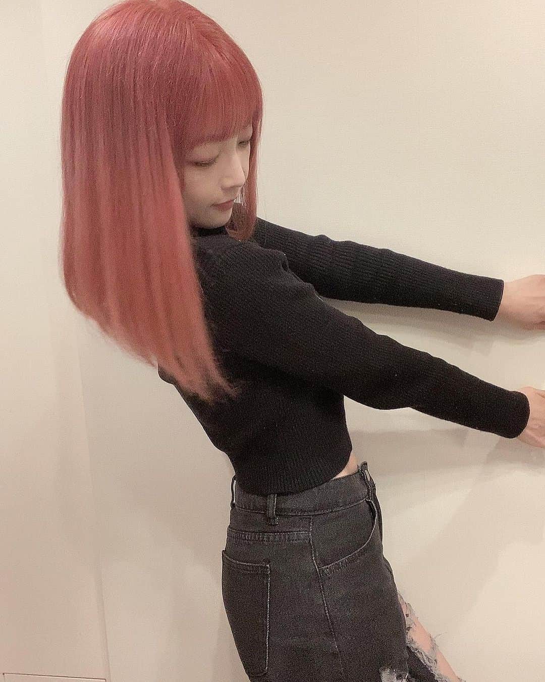 のインスタグラム：「今月は、18日・23日・31日とライブがあるので 少しオレンジ入れてみたんだ〜ｯｯ！！！🧡💗🧡❤️」