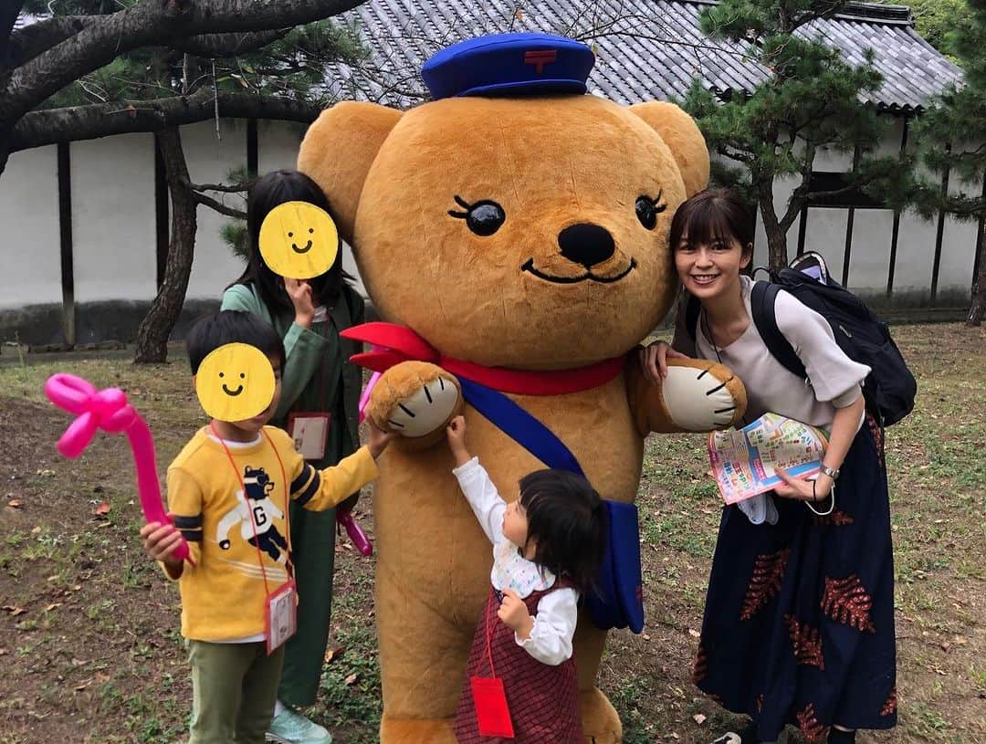 中野美奈子さんのインスタグラム写真 - (中野美奈子Instagram)「今年も“第二回わくわく体験kids王国”に行ってきました！  去年の反省をいかして、朝の9時45分に着いたのですが、すでに行列！ 最初にお仕事して“マール（擬似紙幣）”をもらって、色々体験しようと思ったら……すでに人気すぎて、体験できるのが午後からのブースも😳  一度、お昼ご飯を家で食べてからまた午後から繰り出しました。  朝から16時まで遊び尽くした。 しかし、1円も出費なしでこれだけ遊べるって凄い！！  114銀行ブースで1億円の重さ体験もできて、面白かったー。 わたしはまた、疲れ果てて真っ白な灰になりました🥊  余ったマールは、キッズ通帳に記入して来年も使えるとのこと。 さて、来年も作戦練らないとなぁ。  #丸亀市 #キッザニアみたいな  #お仕事体験 #JALの紙飛行機すごく飛ぶ  #無料イベント #丸亀城 #来年は体験ブースが増えてたらいいな  #子連れイベント #中野美奈子」10月15日 21時41分 - minako_nakano.official