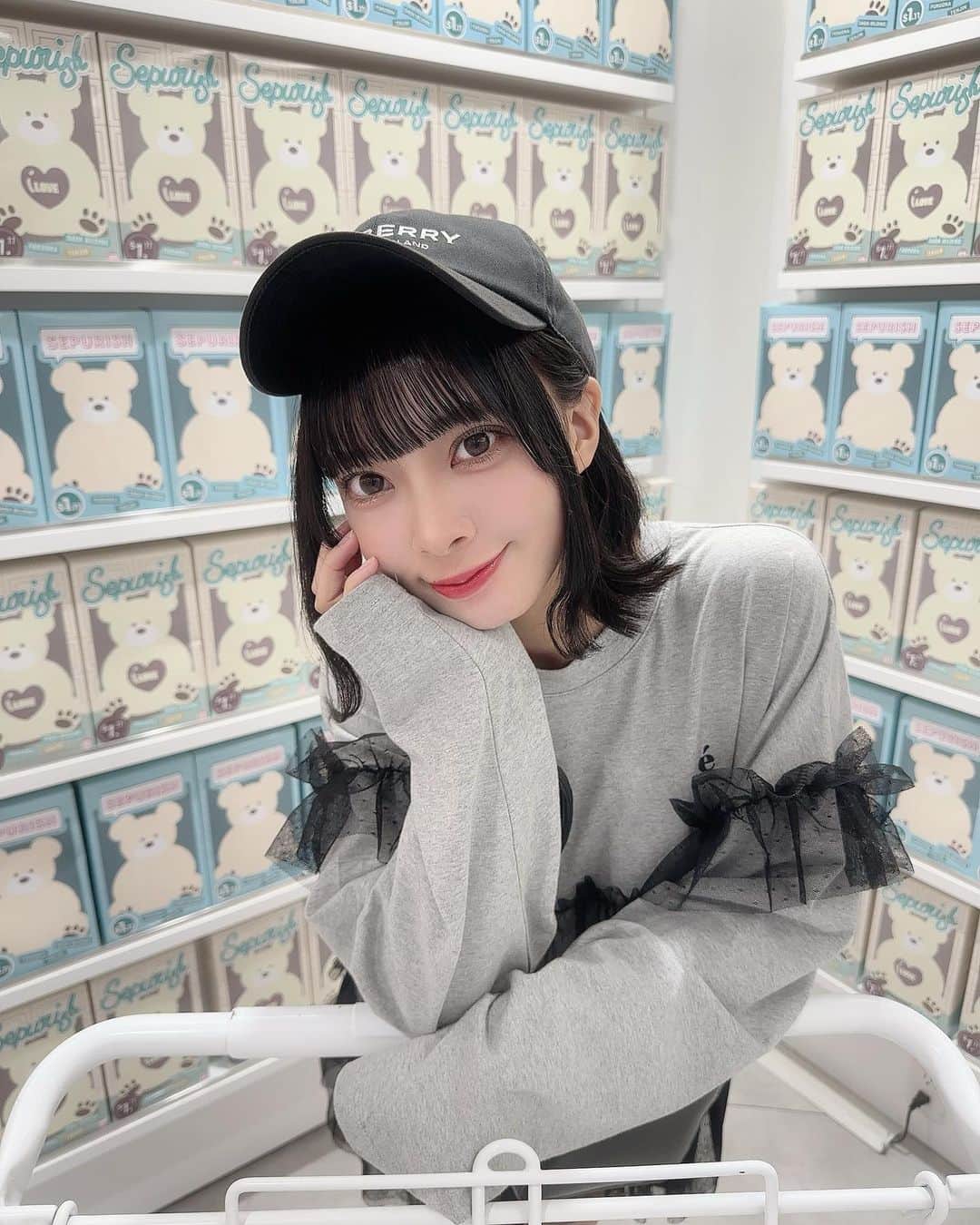 山田寿々のインスタグラム：「ふん♩ #ootd #キャップコーデ #エピヌ #アイドル」