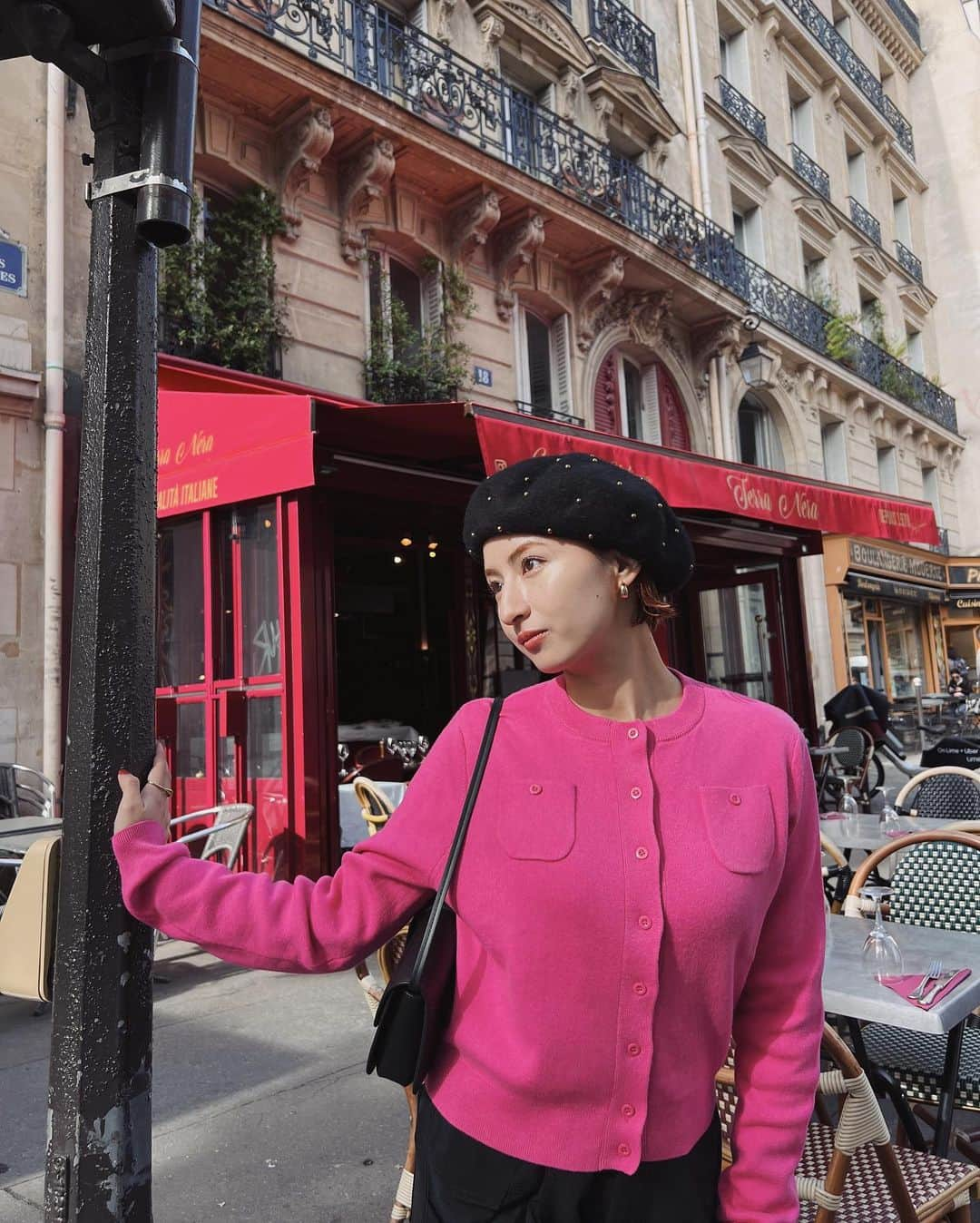 Julia Castroさんのインスタグラム写真 - (Julia CastroInstagram)「Paris Day1💐  秋晴れの中のパリ散歩は夢の世界でしかなかった♡ 画面上でしか見たことがなかったパリの街並みはどこを切り取っても美しかったな…  パンテオン, Emilyが食べてたパンオショコラ, ノートルダム大聖堂, エッフェル塔, Cafe de Flore, Hotel Lutetia dinner, と盛りだくさんだった大満足の1日目。  Vlogも載ってるので是非見てね☺️ . #paris #france #Painauchocolat #cafedeflore  #latoureiffel  #eiffeltower  #パリ #フランス」10月15日 21時44分 - julia.c.0209