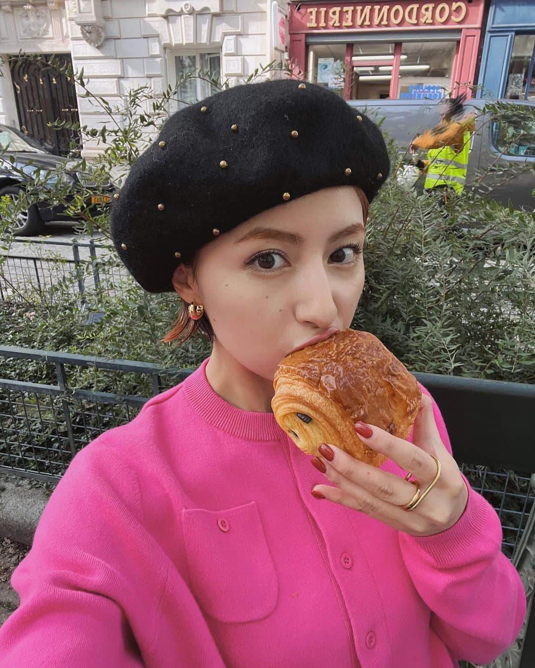 Julia Castroさんのインスタグラム写真 - (Julia CastroInstagram)「Paris Day1💐  秋晴れの中のパリ散歩は夢の世界でしかなかった♡ 画面上でしか見たことがなかったパリの街並みはどこを切り取っても美しかったな…  パンテオン, Emilyが食べてたパンオショコラ, ノートルダム大聖堂, エッフェル塔, Cafe de Flore, Hotel Lutetia dinner, と盛りだくさんだった大満足の1日目。  Vlogも載ってるので是非見てね☺️ . #paris #france #Painauchocolat #cafedeflore  #latoureiffel  #eiffeltower  #パリ #フランス」10月15日 21時44分 - julia.c.0209
