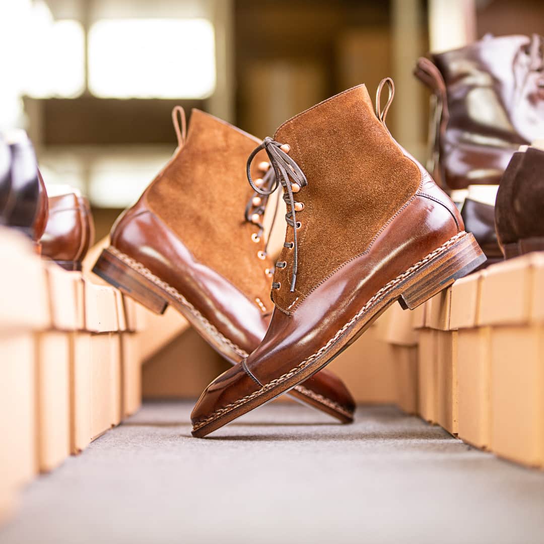 のインスタグラム：「While the symbiosis may be manmade, the superb marriage of tobacco suede and cognac leather on our Model 620 jumper boot is a sight to behold. ⁣ #shoes #handmadeshoes #madetoorder #mtoshoes #bespokeshoes #handwelted #shoeporn #madebyhand #shoestagram #agentlemanschoice #onlyforgentlemen」