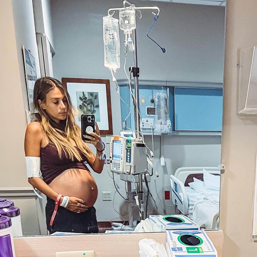 ジャナ・クレイマーのインスタグラム：「Part one….  Well. Our babymoon didn’t go as planned but there were some lessons learned. First off and most important, baby is good♥️. Swipe to hear his sweet heartbeat. The back pain I’ve been dealing with for weeks wasn’t just back pain. Lesson number one…don’t just brush off pain, because it can be more serious than u think.  So many times (moms especially) just brush off pain because we are the last ones to take care of ourselves.  When I posted about my back hurting a week ago I just had chalked it up to pregnancy and didn’t tell the doctors because back pain is “normal” so “don’t be a wimp” is what I thought. Then someone very sweet in my dms sent me a message that it could possibly be my kidney. (I’ve since thanked her for her dm💜). But not wanting to ruin our babymoon or be sometimes how I can be (slight hypochondriac…and que my closests friends to laugh at slight) we boarded the plane to Florida. When we landed I just couldn’t handle the pain anymore and I started to feel even more sick so we went to the hospital.  Long story short  it was a bad bacterial infection that got into the kidneys. This resulted in a 2 day stay in hospital and antibiotics because I let it get passed where I should have. So. Lesson. Listen to ur body. Ur not a baby or inconveniencing people. If u hurt, talk to ur doctor. Leaving things for too long or not taking care of yourself when ur not feeling good can become very serious. Also shout out to this amazing man who I begged to go sleep at the beautiful hotel he got for us but instead slept on a pull out chair..*Tip... Find u a man who doesn’t make u feel bad or leave ur side when ur not feeling good. Shout out to the nurses at Good Samaritan hospital in west palm. Y’all were the sweetest. Xx」