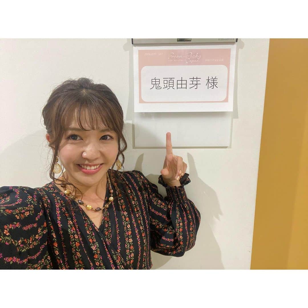 のインスタグラム：「・ 10月7日、千葉県で行われた タイの人気ドラマ「GAP the series」のキャストを迎えたファンミーティング、 「Freen & Becky Fan Meeting in Japan」の MCをさせていただきました！！！  大きなホールの二階までびっしり埋まったたくさんのお客さん。 オープニングのスペシャルライブからめちゃくちゃ盛り上がっていて MCとしてはとってもやりやすく、楽しいステージでした🥺  FreenさんもBeckyさんも とても甘い香りがしました🥺 （ステージ袖でもずっとお二人一緒にいたからどちらの香りかはわからなかった😂🩷）  ファンミーティングにいらっしゃってた方から 私のレギュラー番組の方に何通かメールも頂き 本当にありがとうございました！  「何か二人の裏話ありますか？」というメッセージいただいていたのに 番組内ではご紹介できずすみません💦  裏話というほどではありませんが 何気ない待ち時間も お二人とも口角がきゅっ🙂と上がり どんな時もニッコリとしたお顔で過ごしていて あぁ…スターは表情から違うな… 私も口角を上げて表情だけでも二人を目指して生きていこう…と思いました。 あれ、これ裏話じゃなくて私の反省だな。笑  あとXにも書きましたが これまでタイに行ったこともなかった私が 今回司会をさせていただけたのは 過去のUPさんやKAOさんのファンミのMC経験があったからだと思うので 時空を超えてお二人にも感謝なのです😭  ファンミーティングという送り手も受け手も 大きな大きな愛で溢れた空間に今回もお邪魔させていただけて、光栄でした！ ありがとうございました✨」