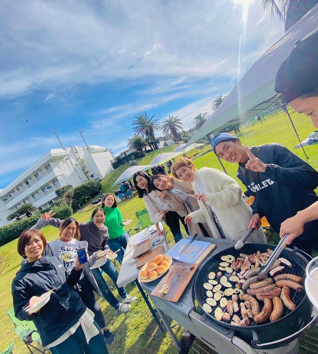 Hiroe Hiranoさんのインスタグラム写真 - (Hiroe HiranoInstagram)「村をテーマに立ち上げたJOYFUL VILLAGE コミュニティ🌳🌳早くも４年目に突入✨  @_joyful.village_   ２枚目以降は、思い出の写真たち。 もはや、親戚のような集まりのみんなと🩵  みんながありのままで、等身大キャラ。 私も心地よくて、大切なサードプレイスなんだ✨  来週２日にかけて、村メンバーがインスタライブを行います☺️  素敵な村メンバーのVIBESをライブを通して キャッチしてもらえると嬉しいな✨  🔸どんな方がいますか？ 🔸どんなコトを企画していますか？  などお問い合わせいただくことが多いので、 ライブを通して楽しくお話しながら、 シェアしたいと思います。  ファシリテートは村の番頭お二人が行います。 わたしも拝見しまーす🎵  10月17日（火）21:00〜 10月19日（木）21:00〜  ==================================  10月29日（日）より新たな企画がスタート✨  《 Be myself 》WS。 ライフバランスと向き合う時間。  自分自身のこと。また生き方、働き方を改めて 自分にベクトルを向ける見つめ直す時間。 12のテーマに分けて作ります。  1回目は、《 CHALLENGE / Myself 》  コミュニティ村長の平野宏枝がリードしながら。 シェアする時間を定期的に設けます。 （ブログやトークライブ、ワークを通して⭐️）  このコミュニティは、女性ばかりで。 20代から60代まで幅広い世代です。  女性は男性よりも脳科学的に 社会的なつながりを求める気持ちが強く、 女性は人と会話やシェアすることで 幸せを感じやすいともいわれています。  あなたの持つ悩みは、縁のある人とは共通していたり。 共有することで、前に向かって生きていくキッカケに。  ジャッジのない空間で。 メンバーとシェアをしながら、次のステージへ 自分自身にベクトルを向ける時間を作りたいなと思ってます🩵  🔸自分の内側を見つめ直したい方。 🔸新たな次ステージに向けて準備をしたい方。 🔸安心してアウトプットできるコミュニティと繋がりたい方。 🔸サードプレイスの温かいつながりを作りたい方。 🔸新しい環境を通して、世界を広げたい方🌍  新メンバーを迎えます🌱 この機会に、ジョインを是非☘️  事前登録をTOP LINKよりお願いします✨  毎月開催される瞑想ヨガ🧘、 来月はビジョンボード作りWSや、トークライブ 自然と調和するハイキングもありますよ🏞️  コミュニティをとおして、毎日が豊かになりますように。  ==================================  JOYFUL VILLAGEは「村」をテーマにした 心地よいサードプレイス。WELLBEINGをテーマに 日常を豊かにする温かいコミュニティ作り🌳  つながりを大切に🌈学びや体験をともに🌱 Supported by @hiroe_hirano   どんな環境に身を置くか。 どんな言葉に触れるか。 どんな人と出会うか。  一人一人の生き方の違いを尊重し 多様性を大切に横に繋がっていくこと。  そんなことをおもい、立ち上げたコミュニティです。 これからの時代に、優しく温かい関係性を築いて、 共に進化できたら嬉しいです。  #joyfulvillage #community #ジョイフルビレッジ #コミュニティ」10月15日 21時47分 - hiroe_hirano