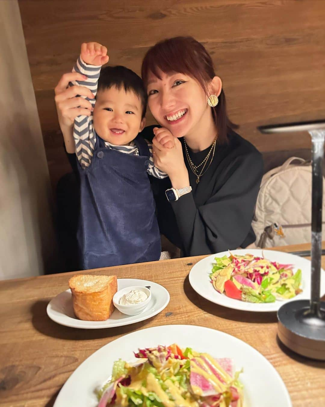 横町ももこさんのインスタグラム写真 - (横町ももこInstagram)「💖  恵比寿の人気店、ビストロカルネジーオやカルネジーオイーストの姉妹店で 代官山に新規オープンした 「代官山カルネジーオ」( @carnesio_daikanyama )で おしりんと子連れランチしてきた🍽️💕  ランチタイムは土日祝日のみで、 A5和牛の炭火焼きがついたお得な和牛ランチセットをいただいたよ🥩✨✨  🍴セット内容🍴 ◉特選黒毛和牛の炭火焼150g　季節野菜のグリル付き ◉特製ドレッシングのミニサラダ ◉かりふわソフトフランスパン＆燻製クリームorライス  A5ランクの黒毛和牛がふわっふわで何度もおいしい〜♡とつぶやきながら堪能❤️ 付け合わせのグリル野菜もおいしかったー🤤✨ ご飯は大盛りにしてもらったんだけど完食しちゃいました😋💕  ペアルックを着たやんちゃベビーたちにもスタッフさんたちが親切に接客してくださって 親子で大満足な贅沢ランチタイムでした🤝💗  パスタランチやサラダランチなど、気軽に楽しめるセットもあるから また行きたいなー🥹🎵  #PR @carnesio_daikanyama  #代官山カルネジーオ #代官山ランチ #恵比寿ランチ  #ステーキ #代官山イタリアン  #週末ランチ #子連れランチ #ママ友ランチ #ママ会 #子育てママ #令和5年ベビー #9ヶ月ベビー #女の子ベビー #ブロガー #インフルエンサー #ママインフルエンサー #フリーランスモデル #横町ももこ」10月15日 21時47分 - momochadayo