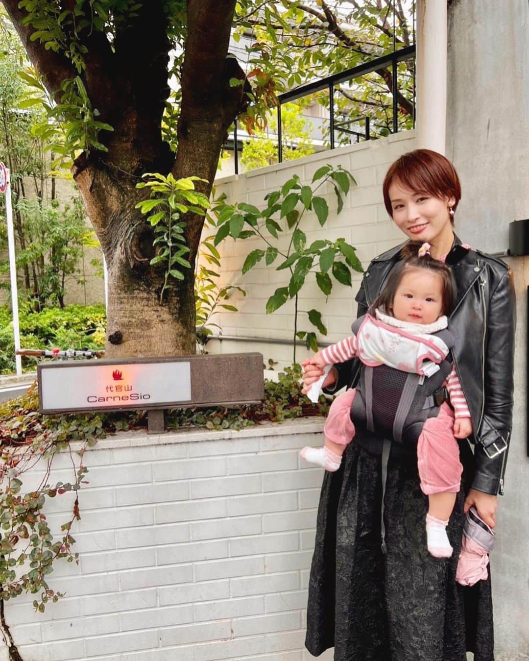 横町ももこさんのインスタグラム写真 - (横町ももこInstagram)「💖  恵比寿の人気店、ビストロカルネジーオやカルネジーオイーストの姉妹店で 代官山に新規オープンした 「代官山カルネジーオ」( @carnesio_daikanyama )で おしりんと子連れランチしてきた🍽️💕  ランチタイムは土日祝日のみで、 A5和牛の炭火焼きがついたお得な和牛ランチセットをいただいたよ🥩✨✨  🍴セット内容🍴 ◉特選黒毛和牛の炭火焼150g　季節野菜のグリル付き ◉特製ドレッシングのミニサラダ ◉かりふわソフトフランスパン＆燻製クリームorライス  A5ランクの黒毛和牛がふわっふわで何度もおいしい〜♡とつぶやきながら堪能❤️ 付け合わせのグリル野菜もおいしかったー🤤✨ ご飯は大盛りにしてもらったんだけど完食しちゃいました😋💕  ペアルックを着たやんちゃベビーたちにもスタッフさんたちが親切に接客してくださって 親子で大満足な贅沢ランチタイムでした🤝💗  パスタランチやサラダランチなど、気軽に楽しめるセットもあるから また行きたいなー🥹🎵  #PR @carnesio_daikanyama  #代官山カルネジーオ #代官山ランチ #恵比寿ランチ  #ステーキ #代官山イタリアン  #週末ランチ #子連れランチ #ママ友ランチ #ママ会 #子育てママ #令和5年ベビー #9ヶ月ベビー #女の子ベビー #ブロガー #インフルエンサー #ママインフルエンサー #フリーランスモデル #横町ももこ」10月15日 21時47分 - momochadayo
