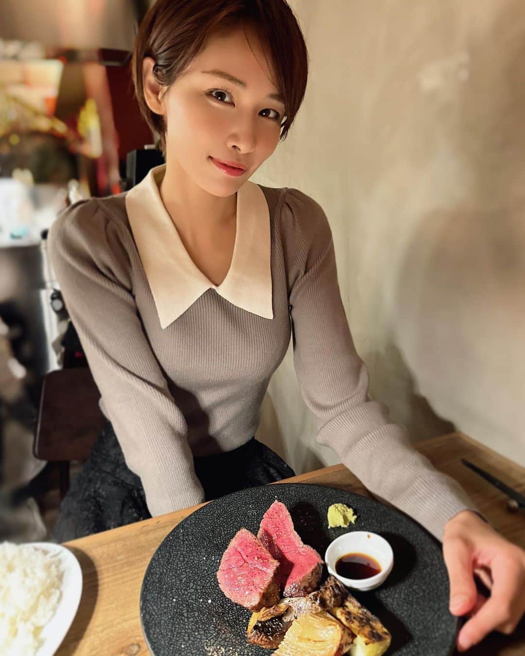 横町ももこさんのインスタグラム写真 - (横町ももこInstagram)「💖  恵比寿の人気店、ビストロカルネジーオやカルネジーオイーストの姉妹店で 代官山に新規オープンした 「代官山カルネジーオ」( @carnesio_daikanyama )で おしりんと子連れランチしてきた🍽️💕  ランチタイムは土日祝日のみで、 A5和牛の炭火焼きがついたお得な和牛ランチセットをいただいたよ🥩✨✨  🍴セット内容🍴 ◉特選黒毛和牛の炭火焼150g　季節野菜のグリル付き ◉特製ドレッシングのミニサラダ ◉かりふわソフトフランスパン＆燻製クリームorライス  A5ランクの黒毛和牛がふわっふわで何度もおいしい〜♡とつぶやきながら堪能❤️ 付け合わせのグリル野菜もおいしかったー🤤✨ ご飯は大盛りにしてもらったんだけど完食しちゃいました😋💕  ペアルックを着たやんちゃベビーたちにもスタッフさんたちが親切に接客してくださって 親子で大満足な贅沢ランチタイムでした🤝💗  パスタランチやサラダランチなど、気軽に楽しめるセットもあるから また行きたいなー🥹🎵  #PR @carnesio_daikanyama  #代官山カルネジーオ #代官山ランチ #恵比寿ランチ  #ステーキ #代官山イタリアン  #週末ランチ #子連れランチ #ママ友ランチ #ママ会 #子育てママ #令和5年ベビー #9ヶ月ベビー #女の子ベビー #ブロガー #インフルエンサー #ママインフルエンサー #フリーランスモデル #横町ももこ」10月15日 21時47分 - momochadayo