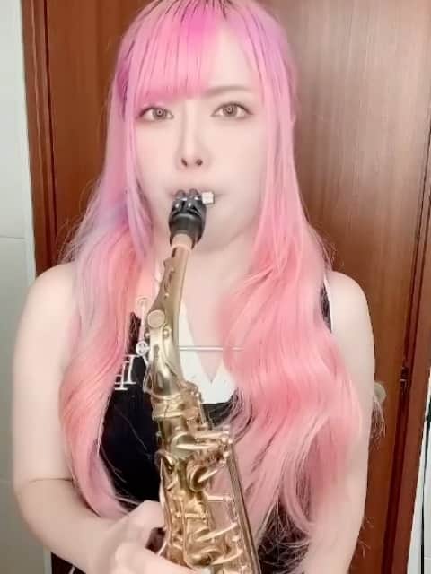 ユッコ・ミラーのインスタグラム：「@sexysaxman のやつ  #ユッコミラー #サックス #yuccomiller #유코밀러 #saxophone #sax #saxophoneplayer  #saxophonist #색소폰 #femalesaxophonist  #femalesaxplayer  #jazz #YouTube #YouTuber #pinkhair」
