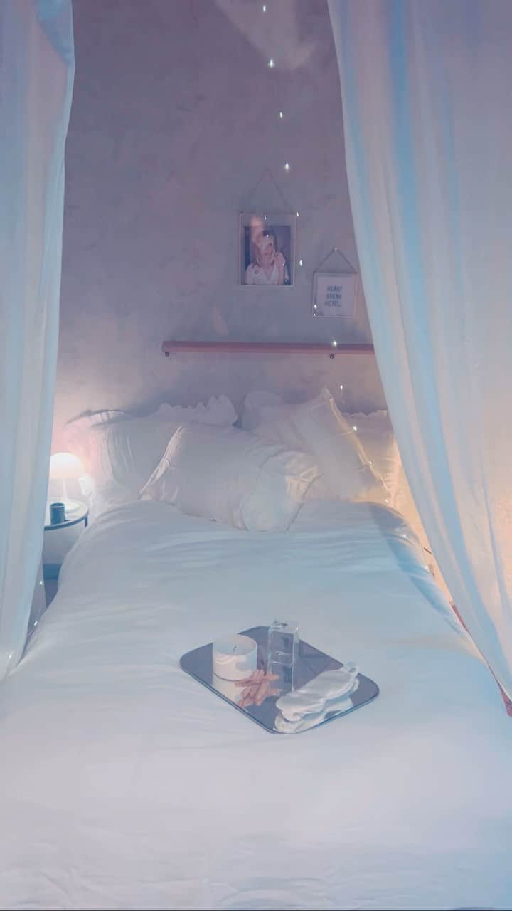 LiLyのインスタグラム：「スマホから入れるベッドをつくりました。 SNS化させた #会員制オトナの保健室 よろしくお願いします🌙✴︎▷▷▷▷▷ https://heartbreakhotel.tokyo/about  SNS homeの写真📸by @n_wood_01 ✨」