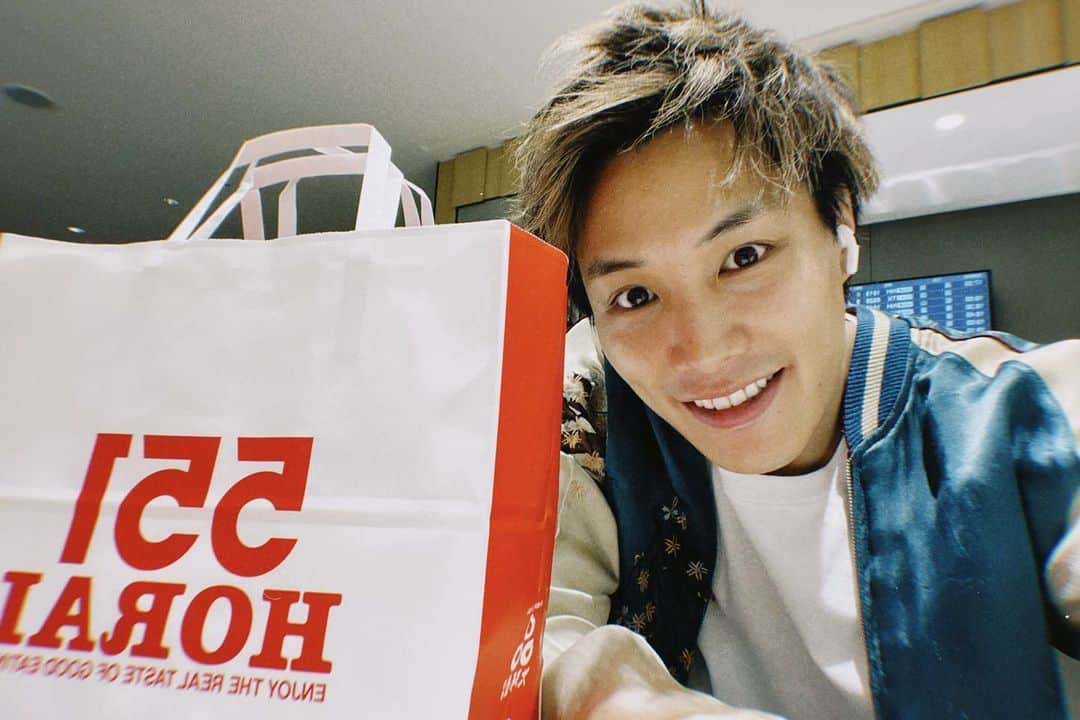 鈴木伸之のインスタグラム：「. 第60回園田学園女子大学 けやき祭にお邪魔してきました✨ 野外での初めてのトーク楽しかったです🎤☀️☁️🗣️  帰りは30分並んで551😂 好きなんです。  今日の写真まだ届いてないので ストーリーで後日あげまーす🙆」
