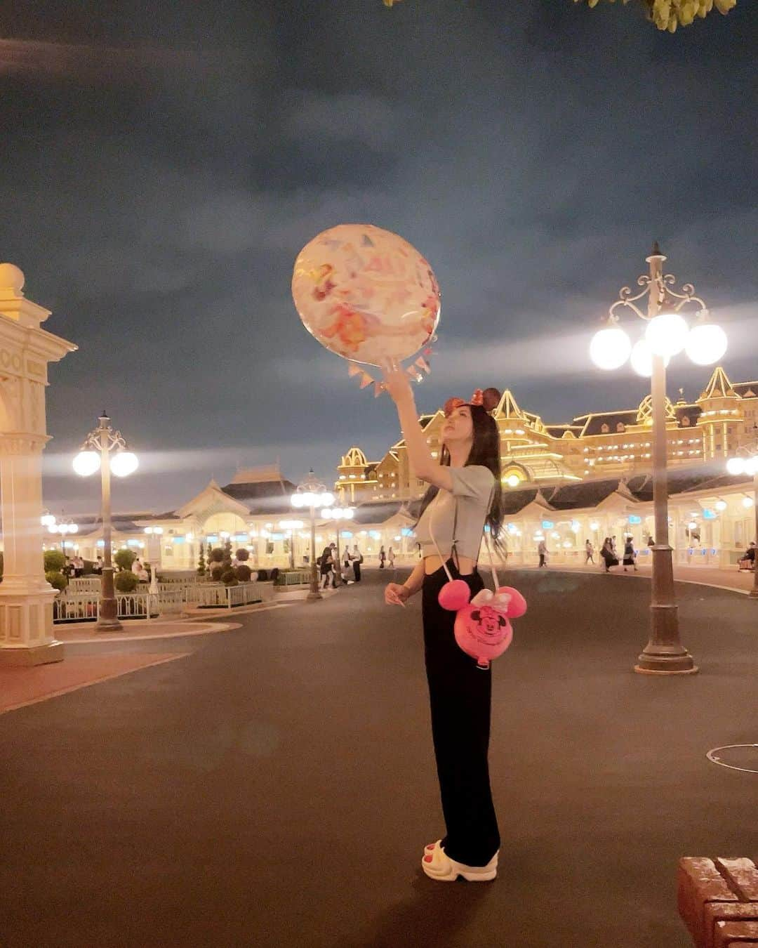 愛弓りょうのインスタグラム：「🎈 ・ ・ ・ ・ #disneyland #40周年ディズニー #やっと手に入れた #愛弓りょう #japanesegirl」