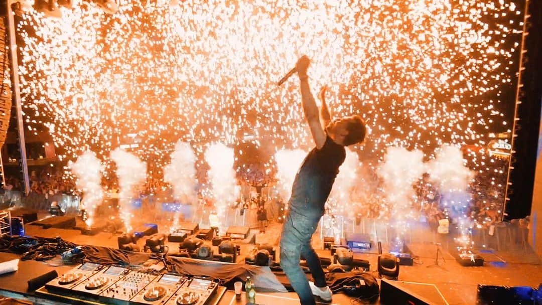 Spinnin' Recordsのインスタグラム：「Watch your fantasies come to life this weekend with @quintino and @mikewiliiams - 'Let Me Be Your Fantasy' 🪩」