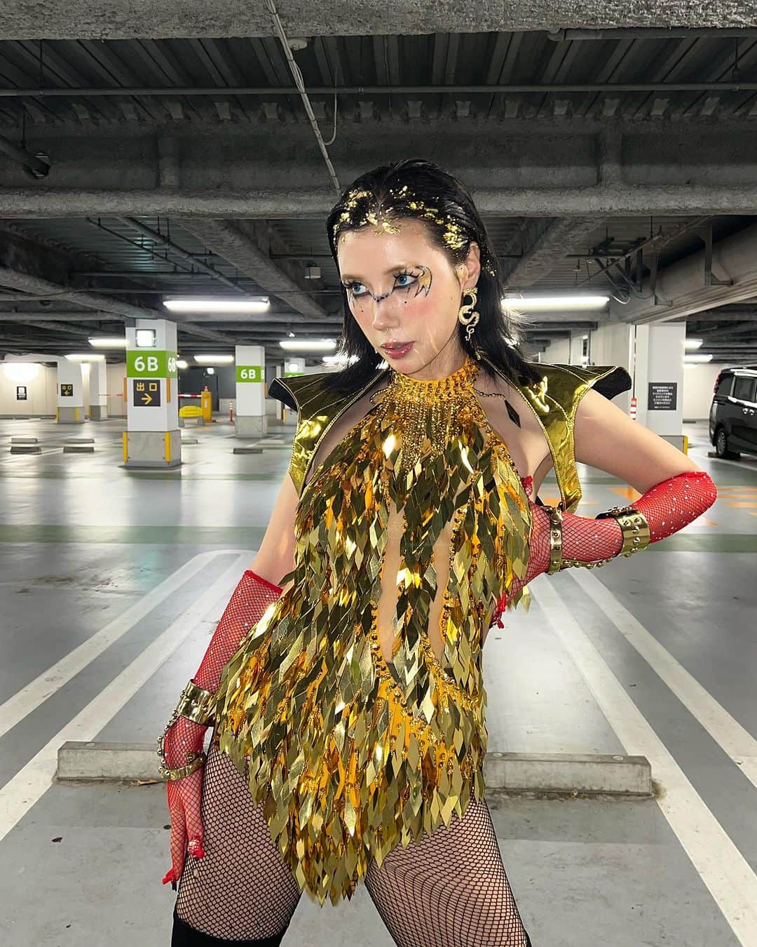 のインスタグラム：「MY QUEEN🔥👑🩷✨💋 @samsmith   5年ぶりのサムちゃん🥹😭🫶🏻❤️ 最高のLIVEをありがとう💛 GLORIA the tourのイメージの衣装とメイクで応援しにいったよ❤️ ずっと大好き〜😘💋🔥✨  そしていつも最高のメイクをありがとう🩵💄@nasup もて😘  #gloriathetour  #samsmith」