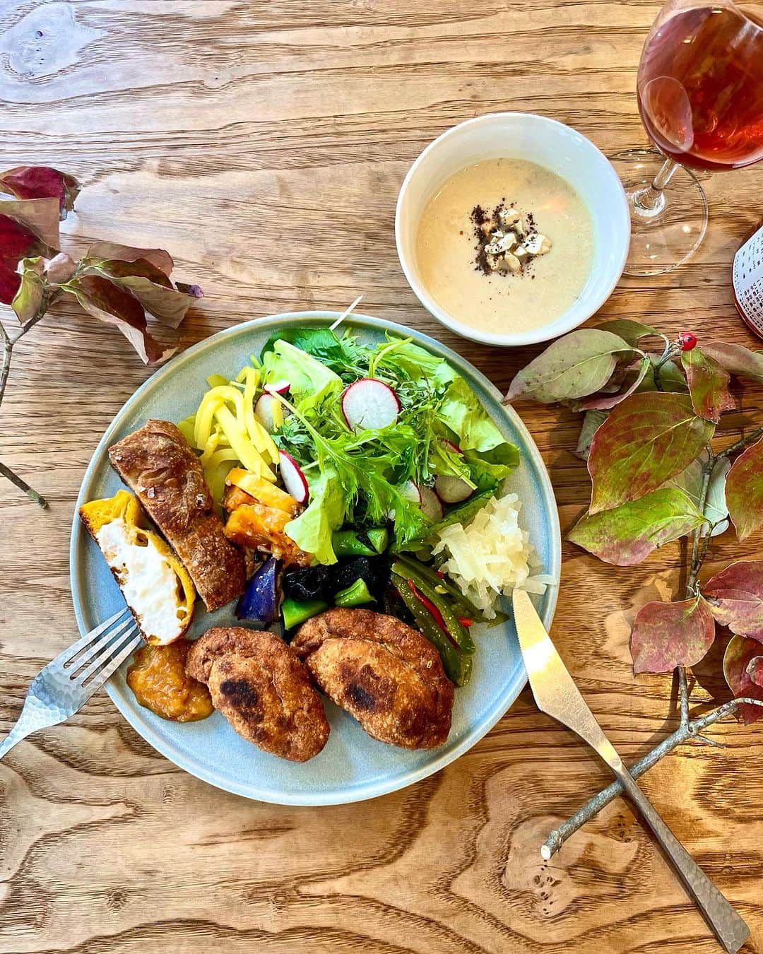 CHIPPRUSONのインスタグラム：「明日、16日の月曜日は @zerowastekyoto でCHIPPRUSONの自家培養酵母パンを使ったブランチをご用意しております。  多国籍なパンに合うヴィーガンお惣菜、メインはエンパナーダとサモサをかけ合わせたような揚げパン🥐スープは、冬瓜とじゃがいも、玉ねぎのローストポタージュ。  私のおすすめは、かぼちゃのパンにお豆腐ベースのカラフルスプレッドと、プレマルシェのスペシャルなジェラートの組み合わせたプレートです。  ぜひお立ち寄りくださいませ。」