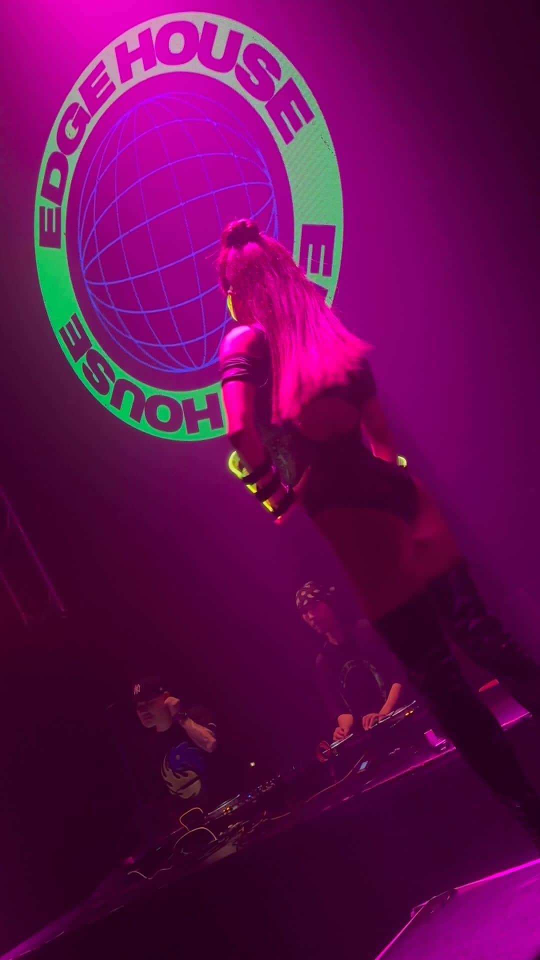 HARUKA IS BAZOOKAのインスタグラム：「23.10.08 @womb_tokyo  @edgehouse_tokyo  . 指先からつま先までキレッキレ🔥 . @cjd_haruka  #bazooka#cjd_harka#dance #dj#edm#music#club #HZKS戦隊 #バズ #ちーむばずーか#teambazooka #bomb#ボム」