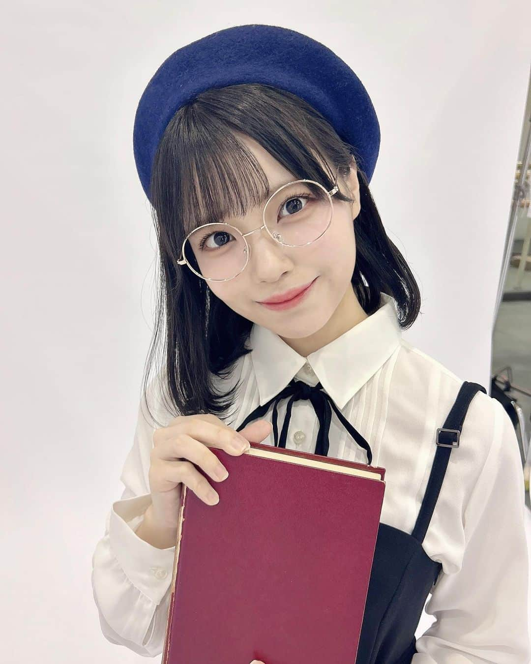 岩田陽菜さんのインスタグラム写真 - (岩田陽菜Instagram)「優等生ちゃん~📕🍂  #STU48 #グッズ #生写真 #オフショット」10月15日 21時54分 - hina_naso_stu48