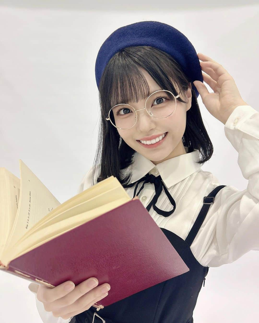 岩田陽菜さんのインスタグラム写真 - (岩田陽菜Instagram)「優等生ちゃん~📕🍂  #STU48 #グッズ #生写真 #オフショット」10月15日 21時54分 - hina_naso_stu48