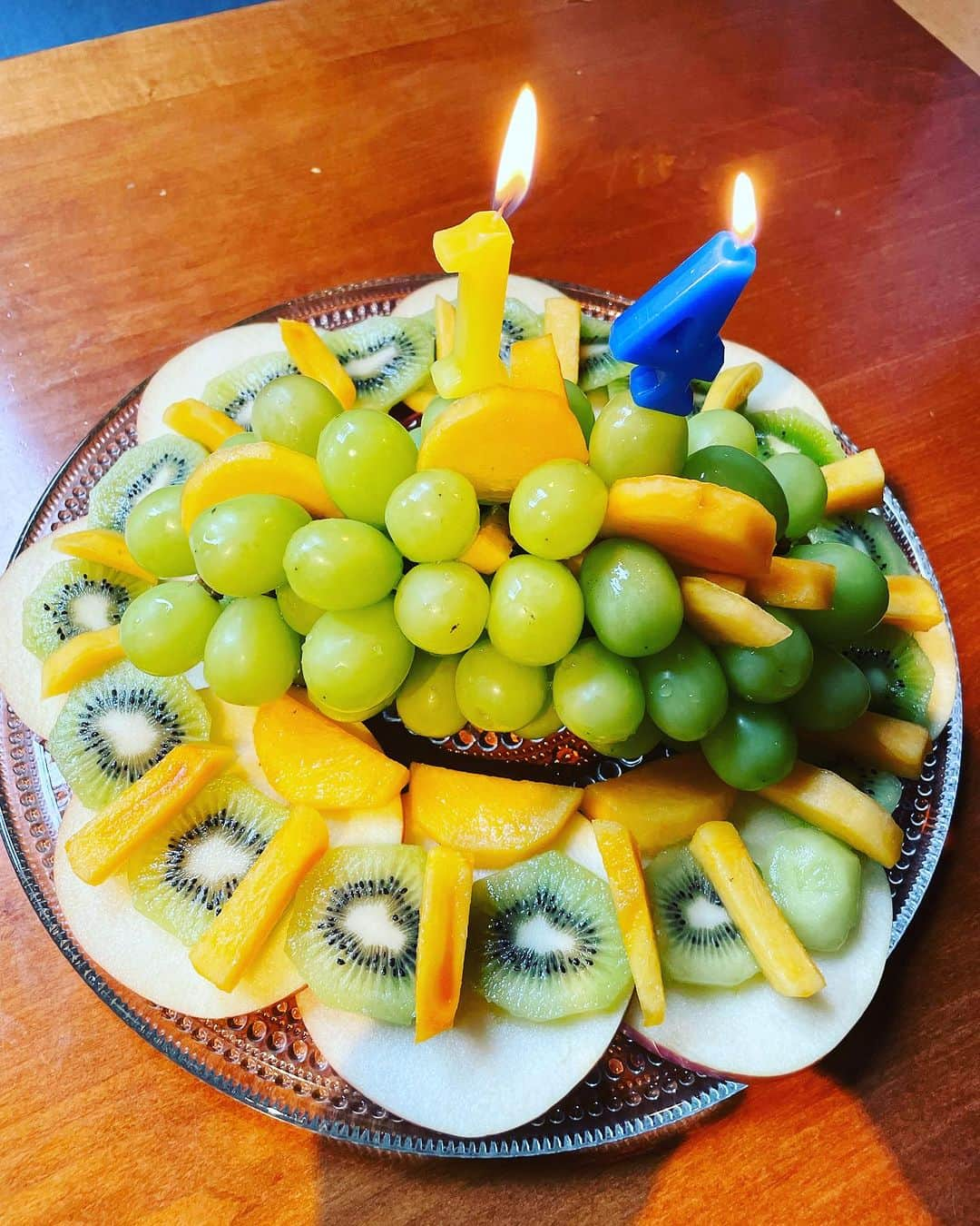 塩田真弓さんのインスタグラム写真 - (塩田真弓Instagram)「これがほんとのフルーツケーキ Absolute fruits cake!  #shinemuscatgrapes #apple #kiwi #persimmon #absolutefruitscake #bestcakeever」10月15日 21時54分 - mayumi_shiota_