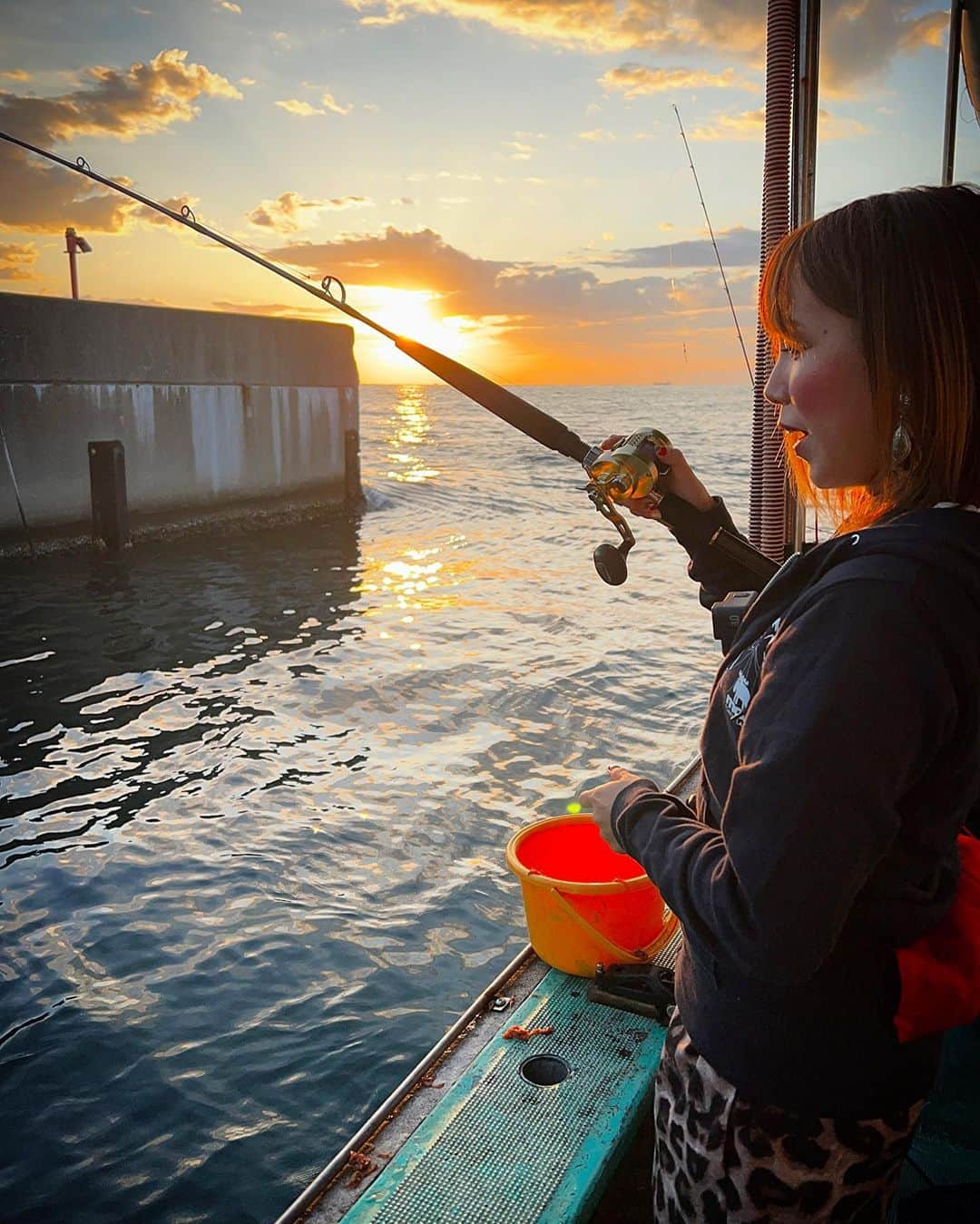 冨士木耶奈のインスタグラム：「. ノマセ用のアジ釣り😋🎣 なかなか渋くてサビキのカゴに ジャミが入っとったら まだ釣れやすかったけど 最後の方はジャミがなくなって イサキ、オセンをよけて アジだけを狙ってひたすら フォールで食わせたぜ😉👍🏽  #ノマセ釣り #船釣り #サビキ釣り  #朝日 #朝まずめ #毎日釣り #🎣  #ホームレス女子 #冨士木耶奈 #🐆」