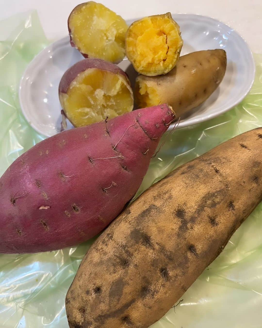 関智一のインスタグラム：「美味い芋を手に入れたから 蒸して食ってやったわぁー！  #さつまいも #ふかしいも」