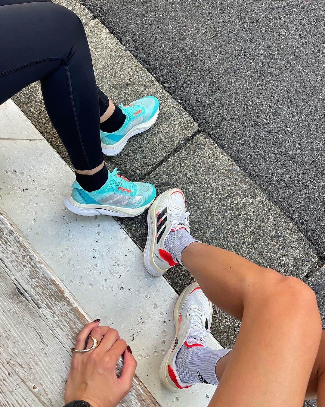 福田萌子さんのインスタグラム写真 - (福田萌子Instagram)「レースの1ヶ月前に身体に刺激を入れるために行う30km走🔥だけどこの日は、子どものお世話のために合間に自宅に帰りながらだったので時間と体力がなく23kmで終わってしまいました💦 結果、お友達とロング走を楽しんだだけになっちゃったけど、久しぶりに長い時間走りながらお話しして、coffeeブレイクしたり、気になる道を走りに行ったり、凄く楽しかった〜😊 私にとって、1日中走る事は、最高に贅沢な遊びなのです🫶🏻✨  でも、レースまでにもう一度30km、今度はしっかりペースメイクして走る日を作らなければ🔥 フルマラソンぐらいは今すぐにでも走れるけれど、大切なのはその後の【日常】を通常通り過ごせる事🤲🏻子どものいる今は、以前よりももっと体力を残しながらレースを終えなければ、と考えています😊  走り切った後に普通に育児がこなせる事が私のゴール❤️‍🔥 何より大切な人生のレースが完走後に待っているから✨  #adizeroboston #adidastokyo #30km走」10月15日 21時56分 - moekofukuda