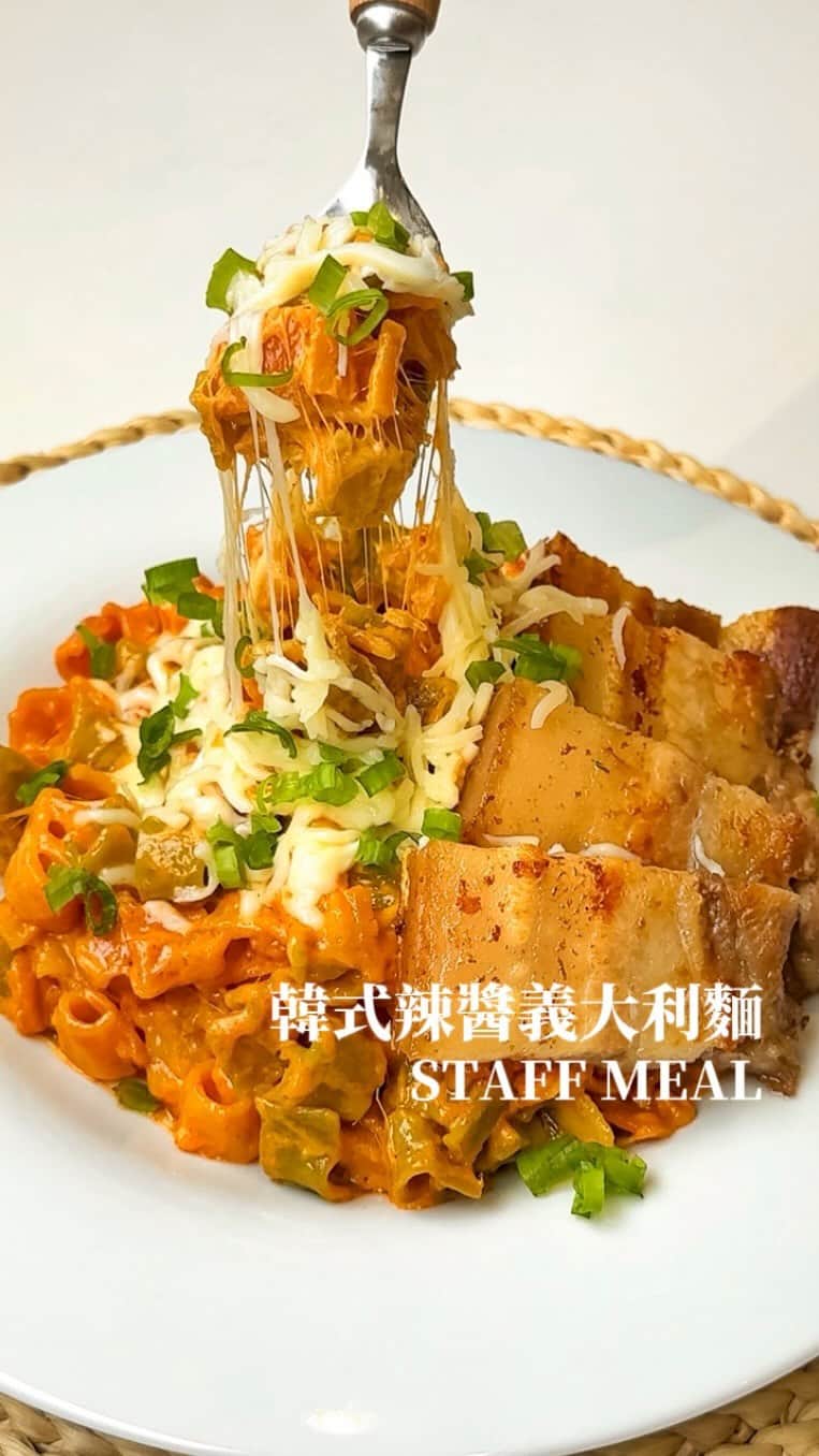 4foodie, for foodieのインスタグラム：「✨韓式辣醬義大利麵✨ Gochujang Pasta   👩🏻‍🍳做法 Recipe: 1⃣️豬五花雙面撒鹽後煎至金黃酥脆🐷 2⃣️義大利麵加鹽水煮7分鐘⏰ 3⃣️熱鍋以奶油爆香蒜末🧄 4⃣️加入1大匙韓式辣醬、半匙味噌、200ml鮮奶油🥛 5⃣️醬汁均勻拌炒後倒入半熟義大利麵🍝 6️⃣加入少量起司絲一起拌炒即可起鍋🥣 7⃣️盛盤後擺上豬五花🥢 8⃣️加點起司絲、蔥花點綴就完成啦✅  💡補充💡這次來做近期超紅的韓式辣醬義大利麵🔥韓式辣醬與味噌風味非常合拍，建議可再加入少許開水和鮮奶油口感會更濕潤好入口😋比較特別的是我們還有加入無毒農的亞麻籽豬五花肉條，只需撒鹽乾煎料理，就能擁有豐富的油脂香氣和外酥內軟的肉質口感👍🏻更多的蔬菜、肉品、海鮮品項可上無毒農官網參考唷🙌🏻  🥩食材來源 Sponsor: @greenbox_tw 無毒農OMEGA亞麻籽豬五花肉條、有機蒜球(成為無毒農官網會員，即可獲得$150優惠券，加入LINE官方帳號再加碼送$50折扣碼！200元新客優惠等你來拿)🐷 @modori_tw Modori純白平底鍋、純白湯鍋、磁吸廚具🤍  #4foodiedaily #4orfoodie #4foodieforfoodie #4foodieintaipei #gochujangpasta #creamygochujangpasta #viralpasta  ©版權所有，不得轉載copyrights reserved」