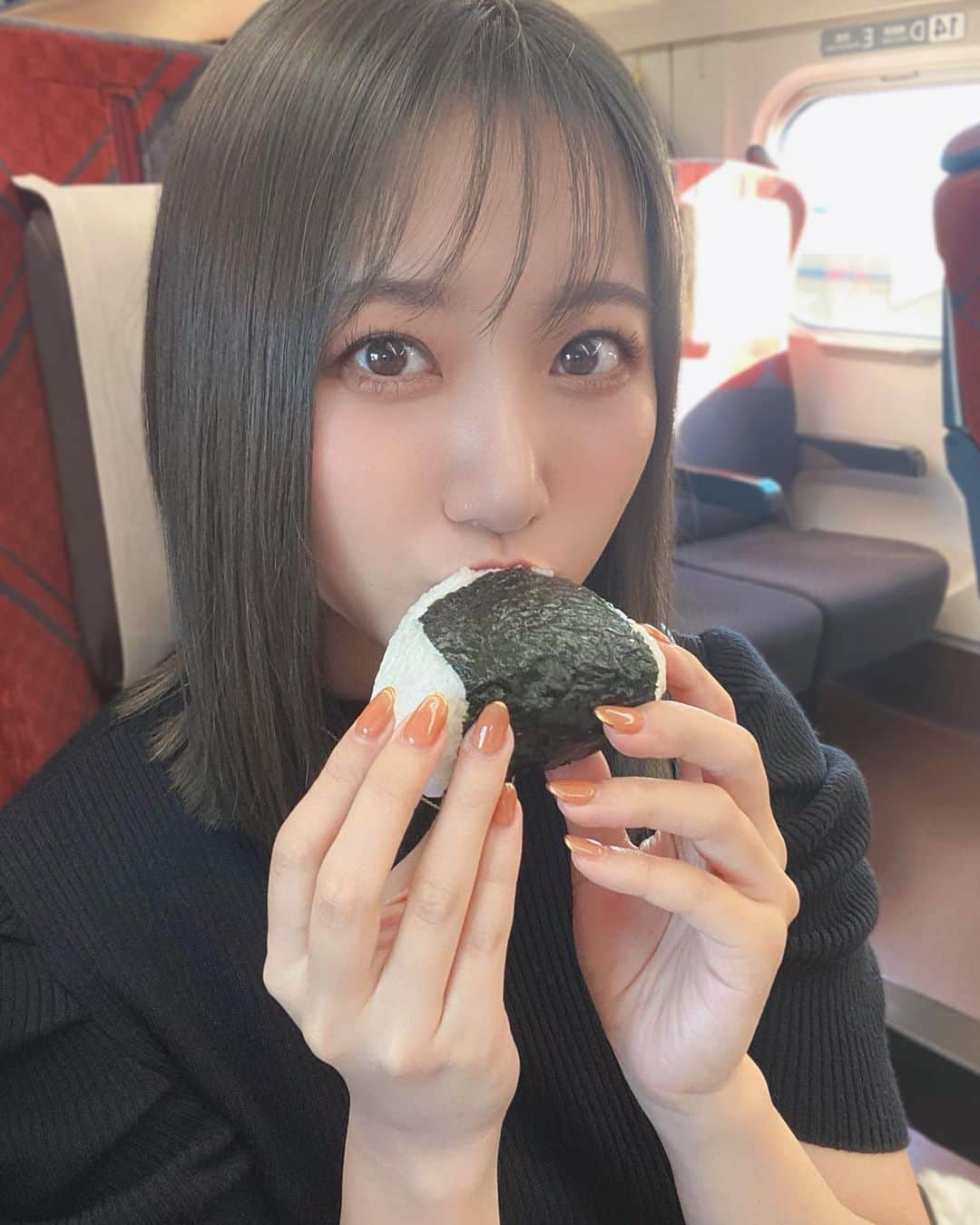 名取稚菜のインスタグラム：「♛︎ ⁡ 新潟から帰る前に ⁡ おにぎりを買おうと決めていたので ⁡ 食べられて大満足☺️な顔🍙 ⁡ ⁡ ⁡」