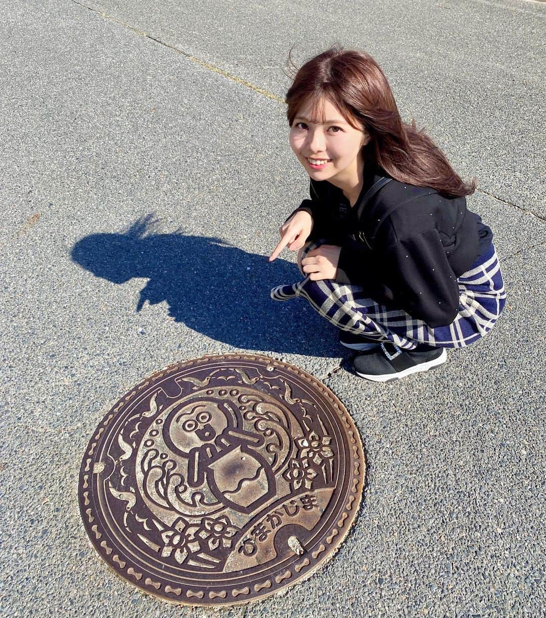 荒野姫楓のインスタグラム：「愛知県の日間賀島に行ってきてました🚢💨  連日の海投稿は日間賀島の海でした〜 正解してた皆さんすごい！🐙🐡  至る所にたこが沢山で可愛かったです🤣  次はロードバイク持っていきたいな  すごく走りやすそうな道のりで すぐに一周出来てしまいそうなくらいに小さな島でした！  皆さんは行ったことあるかな？  . #愛知#愛知観光#愛知グルメ#船旅#日間賀島#日間賀島グルメ#たこ#蛸#饅頭#海#海鮮#海鮮丼#海鮮丼ランチ#しらす丼#マンホール#マンホールの蓋#マンホール探検隊#aichi#nagoya#nagoyajapan#japantrip#japantravel#manhole#manholecover#manholejp#manholejapan」